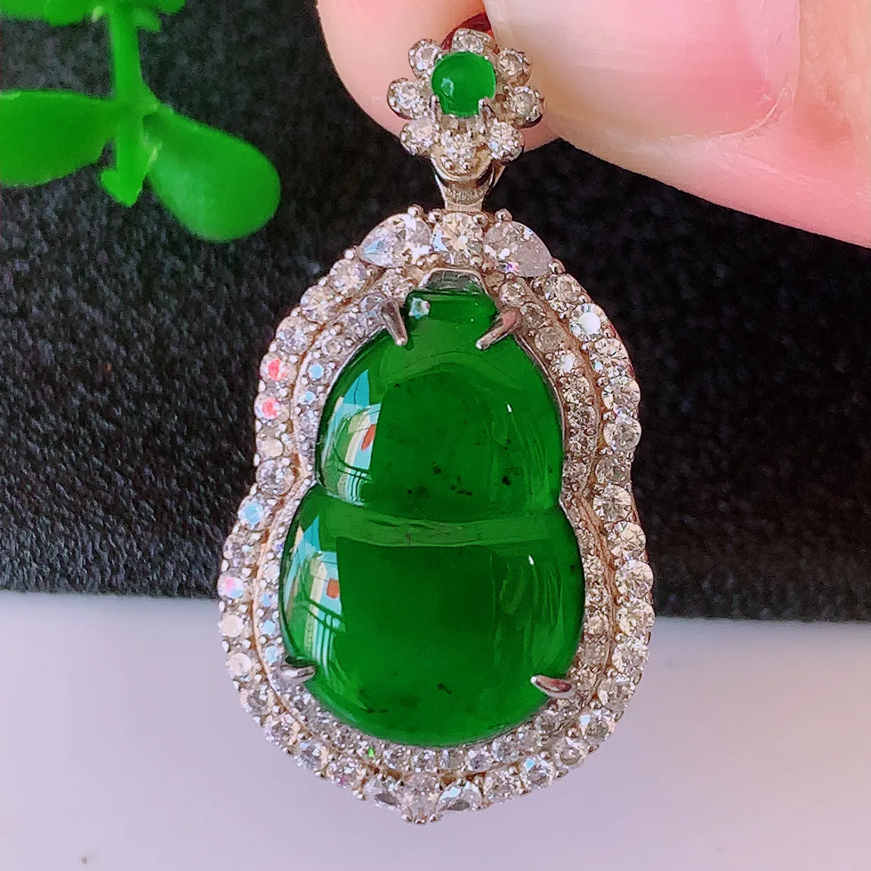 冰透满绿翡翠925银镶嵌葫芦吊坠，自然光实拍，翠色灵动，颜色漂亮，种老水足，品相佳，佩戴佳品！#97