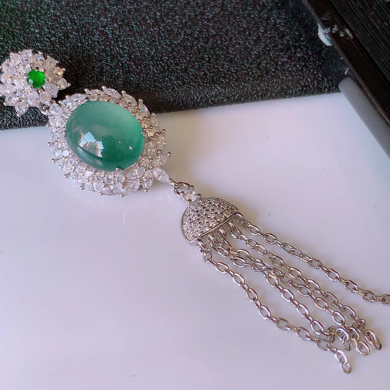 冰透满绿翡翠925银镶嵌蛋面吊坠，自然光实拍，翠色灵动，颜色漂亮，种老水足，品相佳，佩戴佳品！#97.15整体72.5-16.5*9.5裸石12*9.6