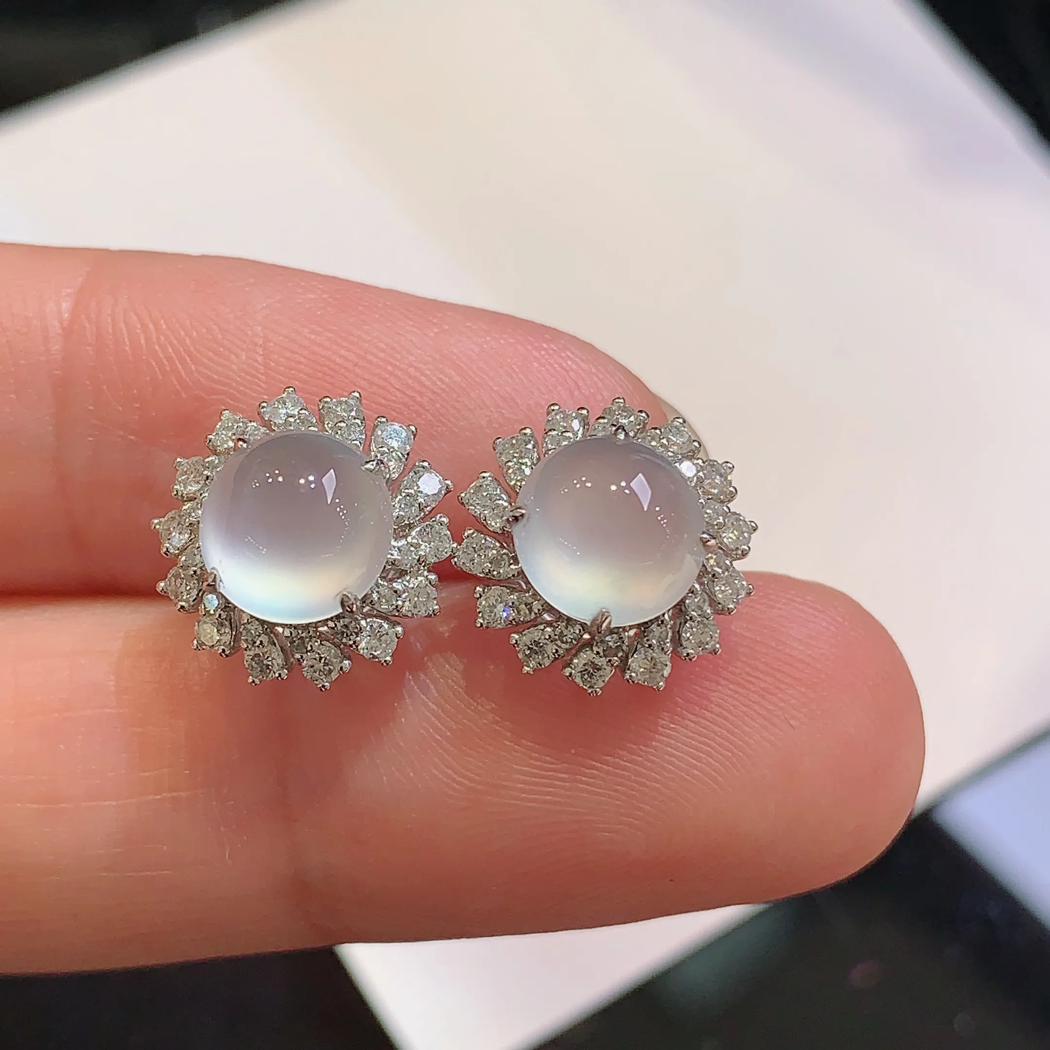 18k金钻镶嵌冰种蛋面耳钉 玉质细腻 色泽清新艳丽 整体尺寸11.2*7.5