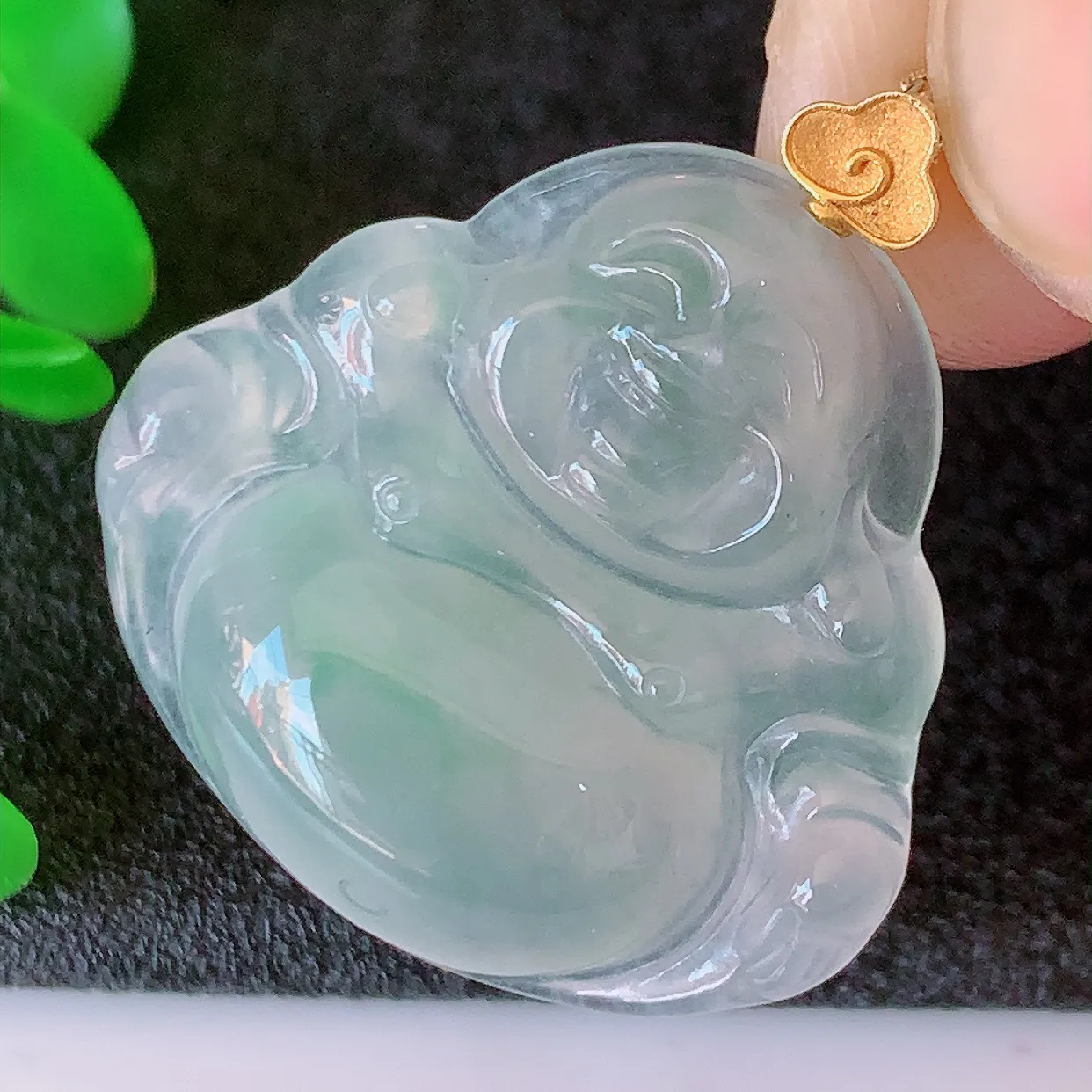 自然光实拍，18K金镶嵌冰种飘花翡翠佛公吊坠，饱满， 佛公亦保平安，寓意有福（佛公）相伴，品相佳，配戴优雅迷人！#1.15整体29裸石26.5*25*6.2