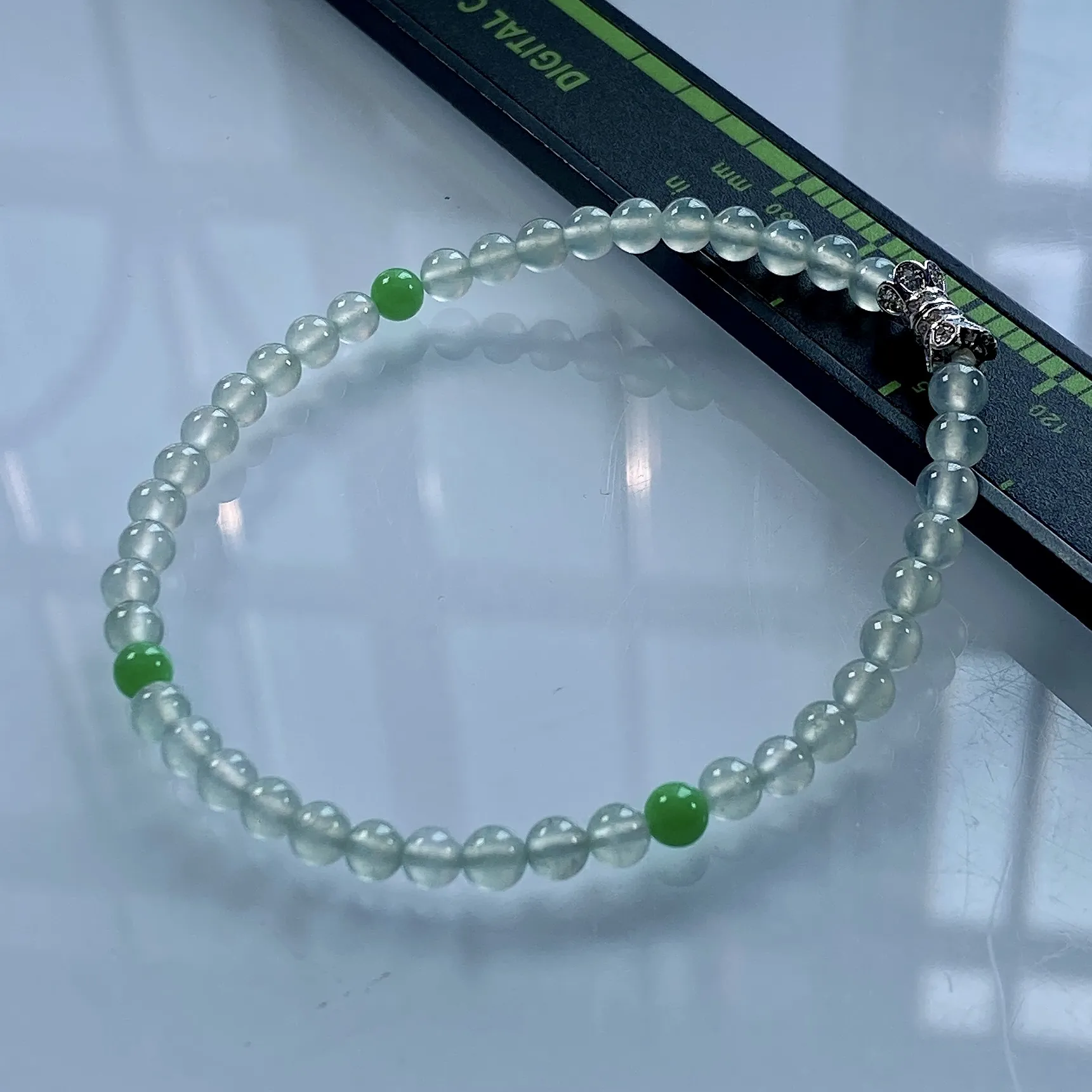 缅甸天然翡翠A货，卡4.2高冰种起光起胶双彩小圆珠手串手链，尺寸：4.2mm/43颗，重量：6.12g