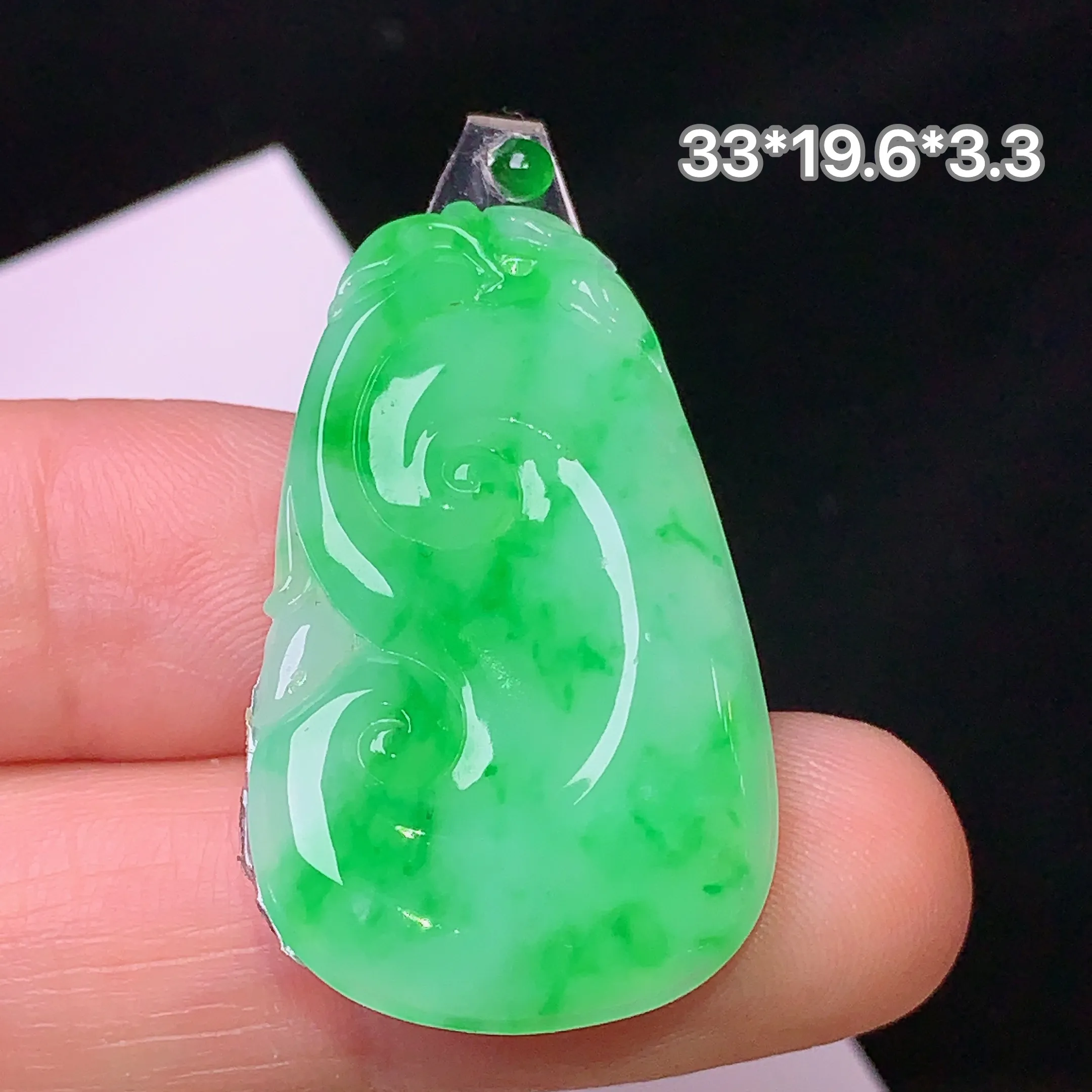 镶嵌款 翠绿如意吊坠 玉质细腻 色泽清新艳丽 整体尺寸33*19.6*3.3