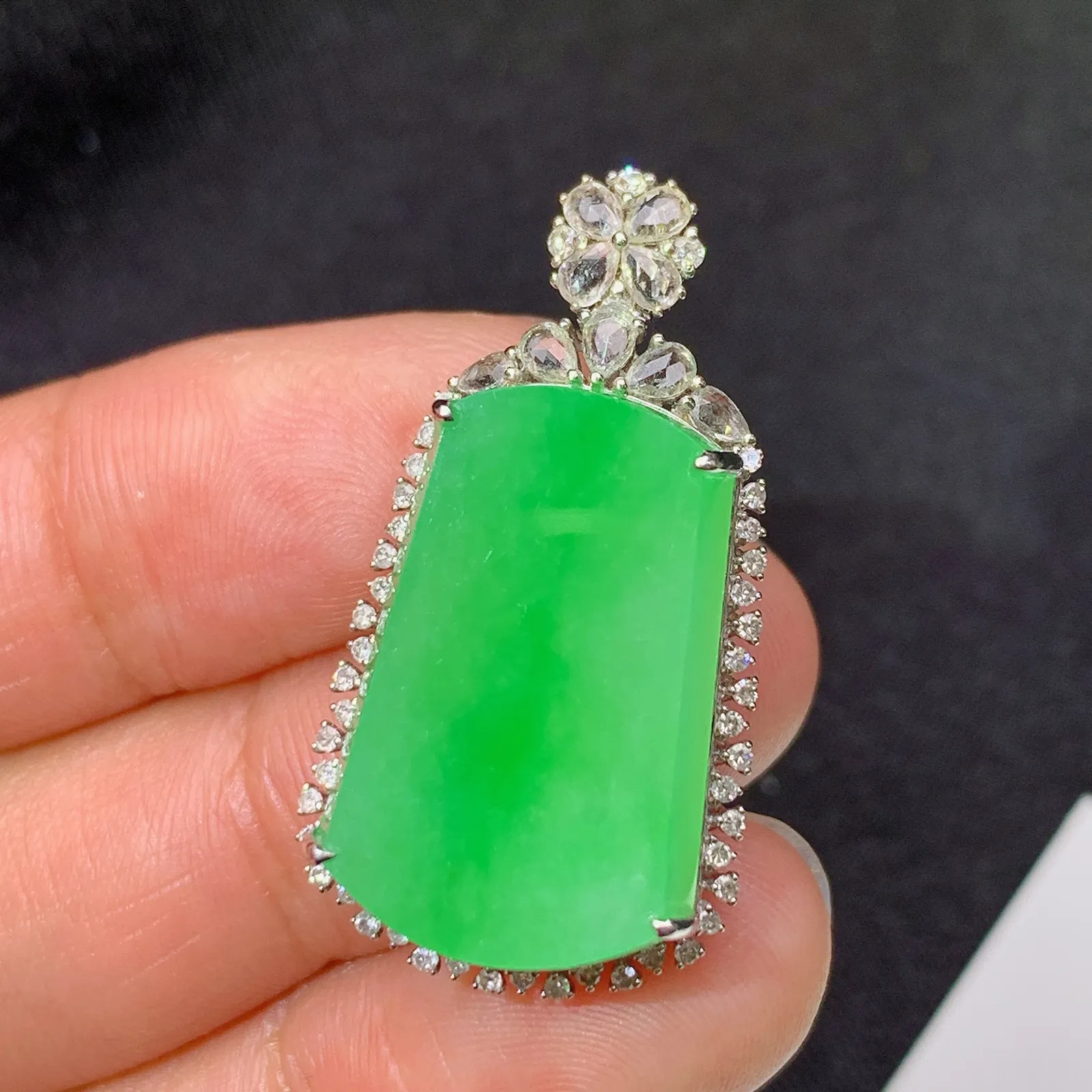 甜绿无事牌吊坠，18k金镶嵌，冰润色阳，种老水足 尺寸32.2*17.3*8.9