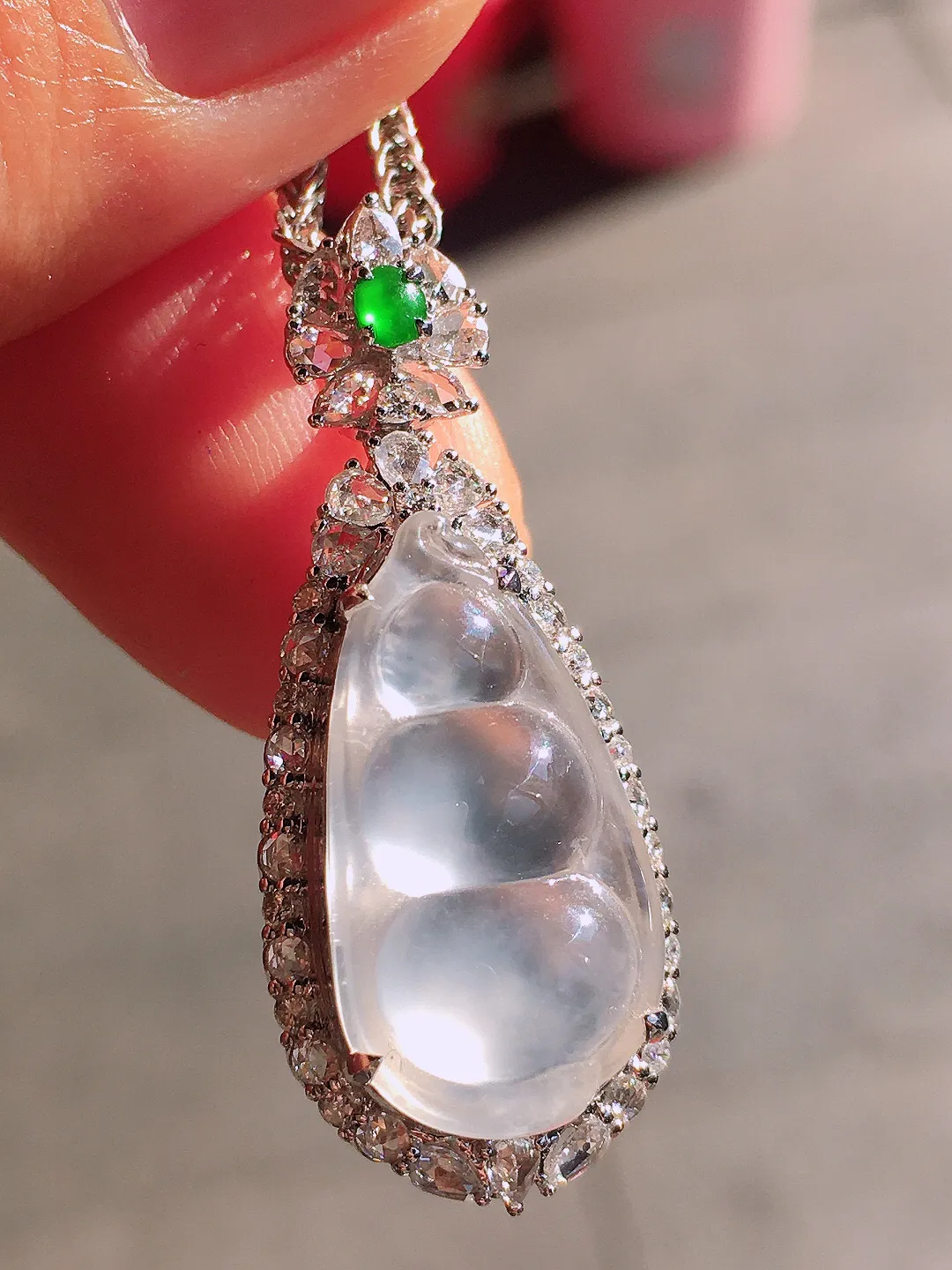 玻璃种福豆吊坠，玉质细腻，荧光感超
强，饱满圆润，尽显优雅气质，18k
金豪华镶嵌