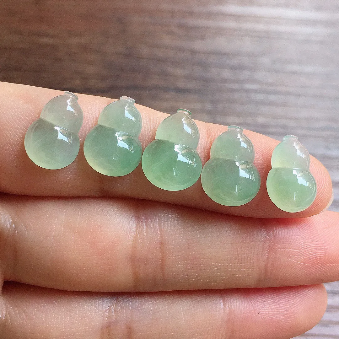 冰晴底葫芦一手，镶嵌佳品，冰润细腻，色阳，种水足 尺寸14.1*10.1*4.4