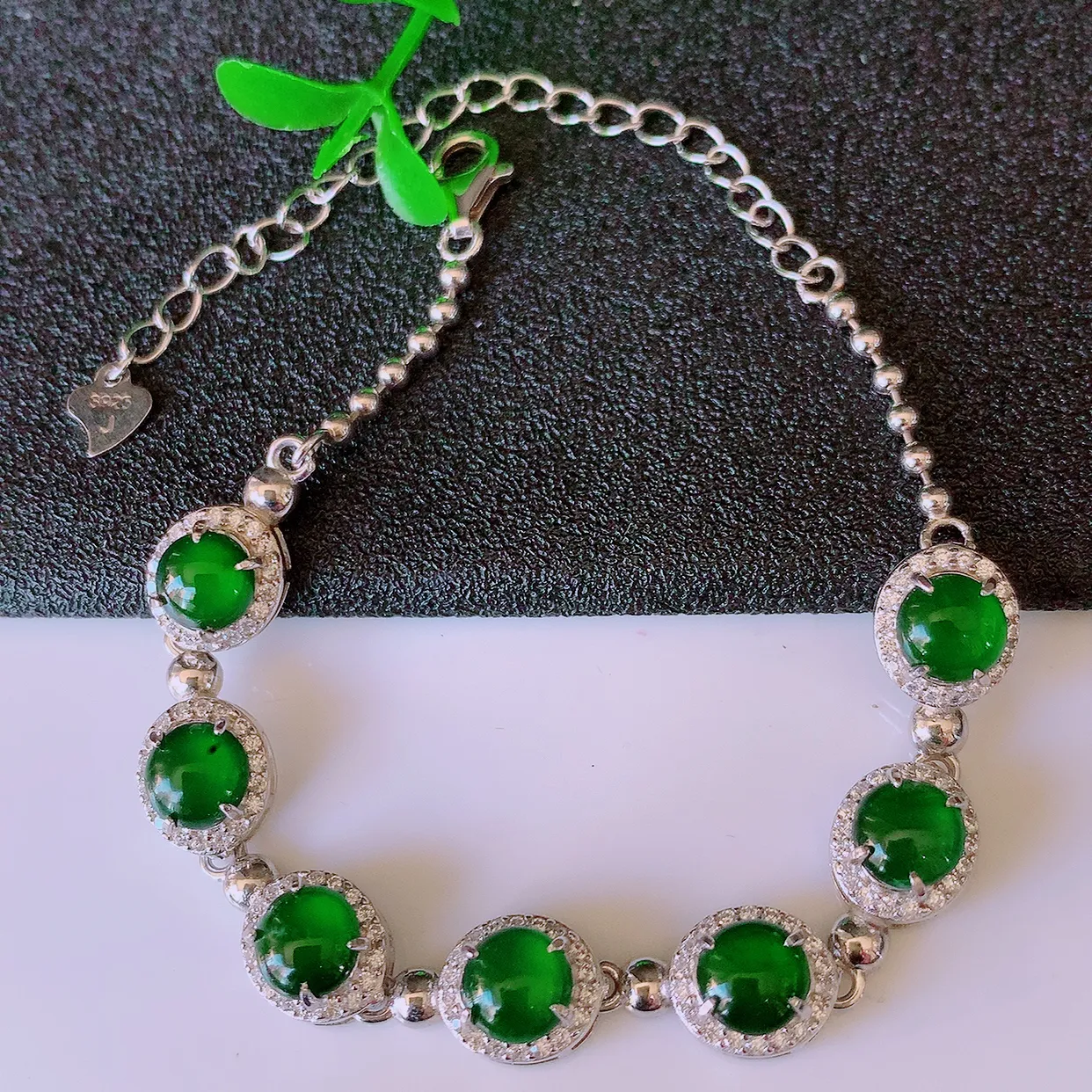 冰透满绿翡翠925银镶嵌手链，自然光实拍，翠色灵动，颜色漂亮，种老水足，品相佳，佩戴佳品！#97.15取一整体8.8*7.5*5.2裸石5.5*5.5