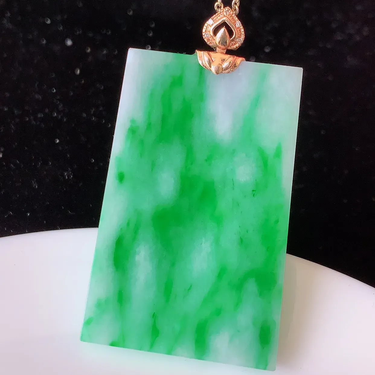 自然光实拍，18K金镶嵌水润飘绿辣绿翡翠平安无事牌吊坠，平平安安，无事牌翠色灵动，佩戴平安时尚！#83.15整体49*28*4.8裸石42*28