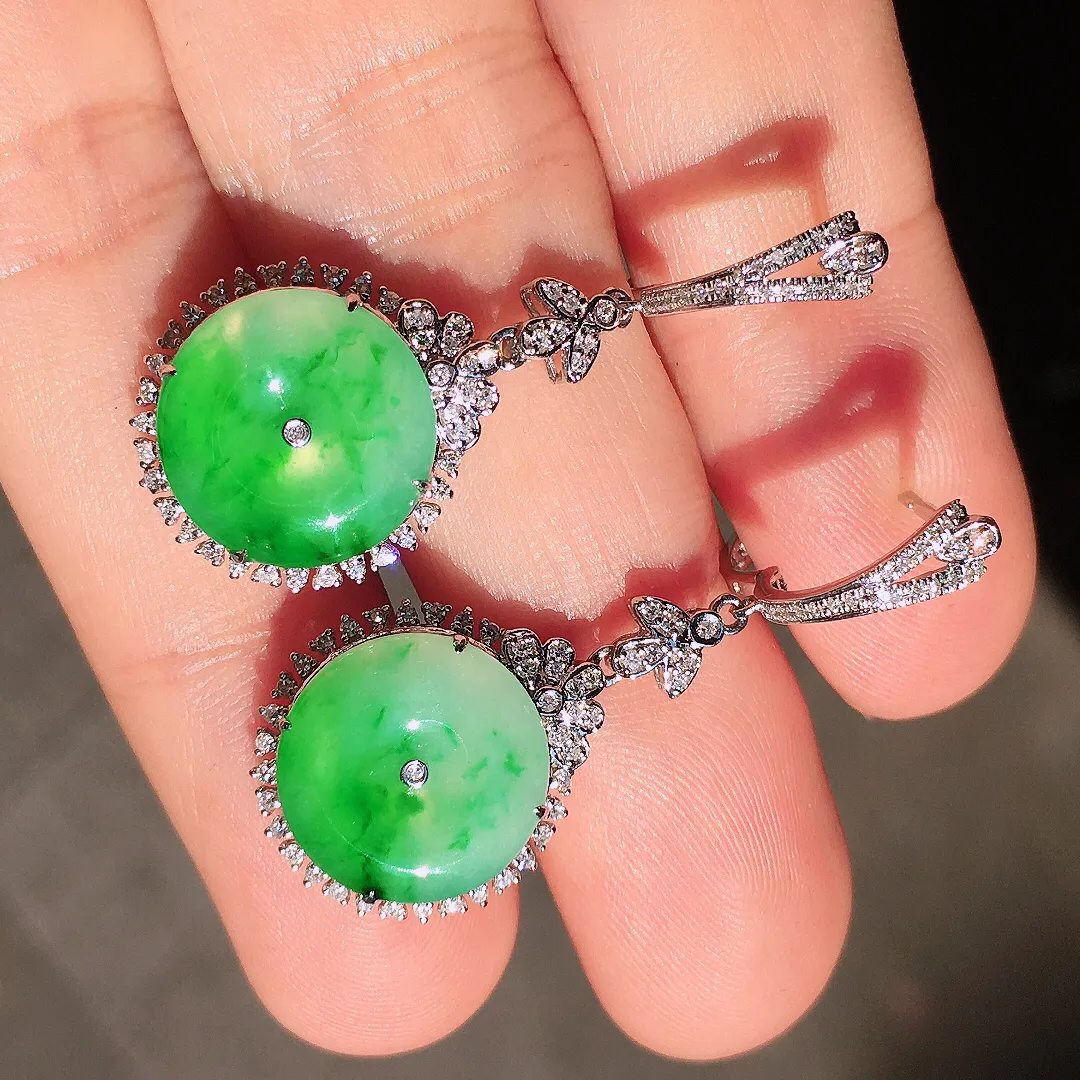 飘绿平安扣耳坠，色泽艳丽，玉质细腻，荧光感超
强，饱满圆润，尽显优雅气质，18k
金豪华镶嵌