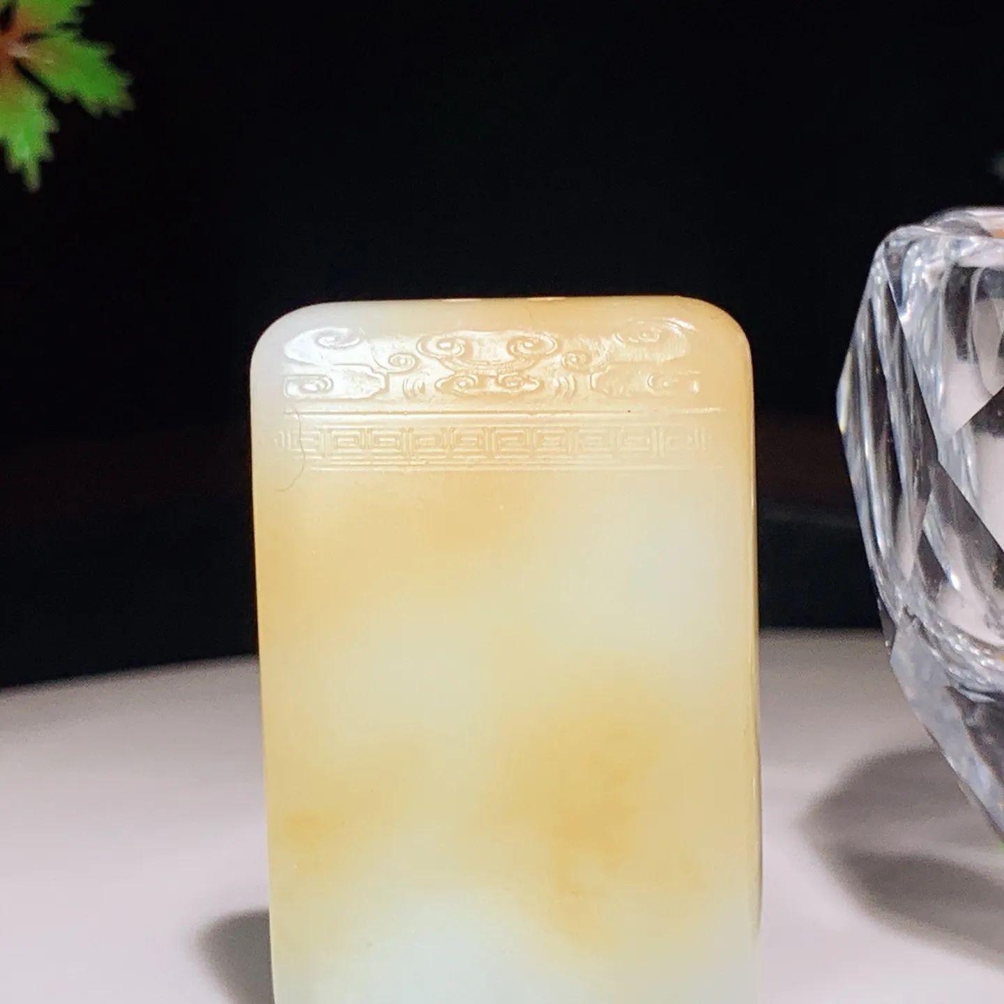 新疆和田玉且末糖平安无事牌挂件。尺寸46/30/9.5重36.5克。玉质细腻油润。手推出油。佩戴高端典雅。lt251115