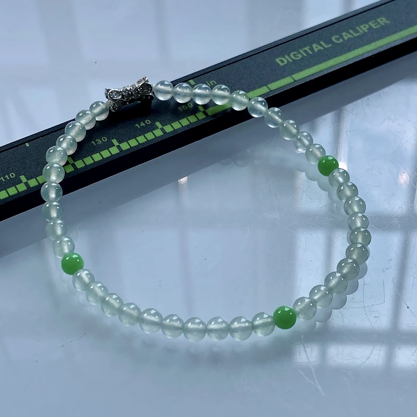 缅甸天然翡翠A货，卡4.2高冰种起光起胶双彩小圆珠手串手链，尺寸：4.2mm/43颗，重量：6.12g