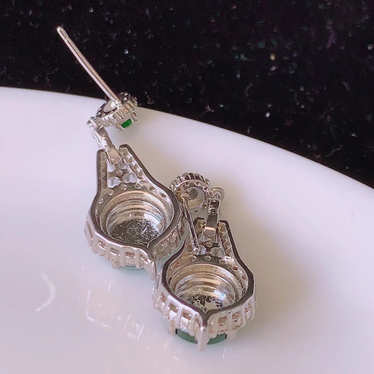 冰透满绿翡翠925银镶嵌耳坠，自然光实拍，翠色灵动，颜色漂亮，种老水足，品相佳，佩戴佳品！#97.15整体28*11-6裸石7.8*7.8