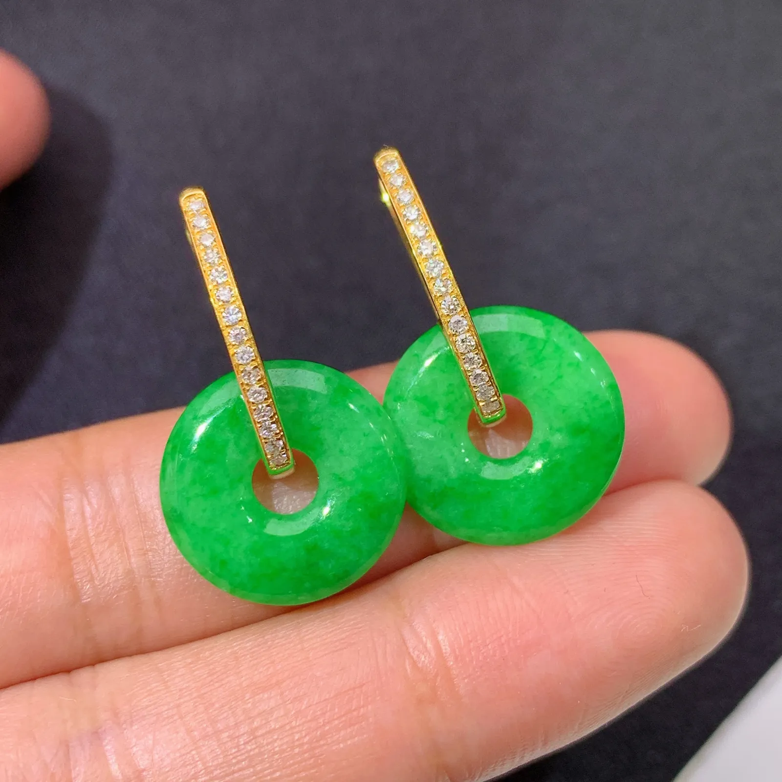 阳绿甜甜圈耳坠，18k金镶嵌，简约时尚，冰润色阳，种水足， 尺寸14.6*2.7