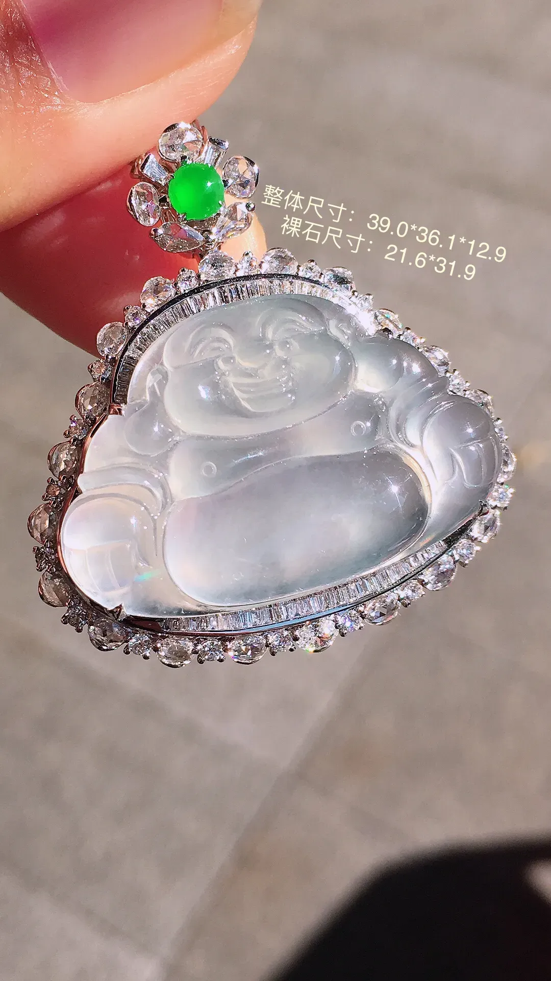 冰种佛公吊坠，玉质细腻，荧光感超
强，饱满圆润，尽显优雅气质，18k
金豪华镶嵌