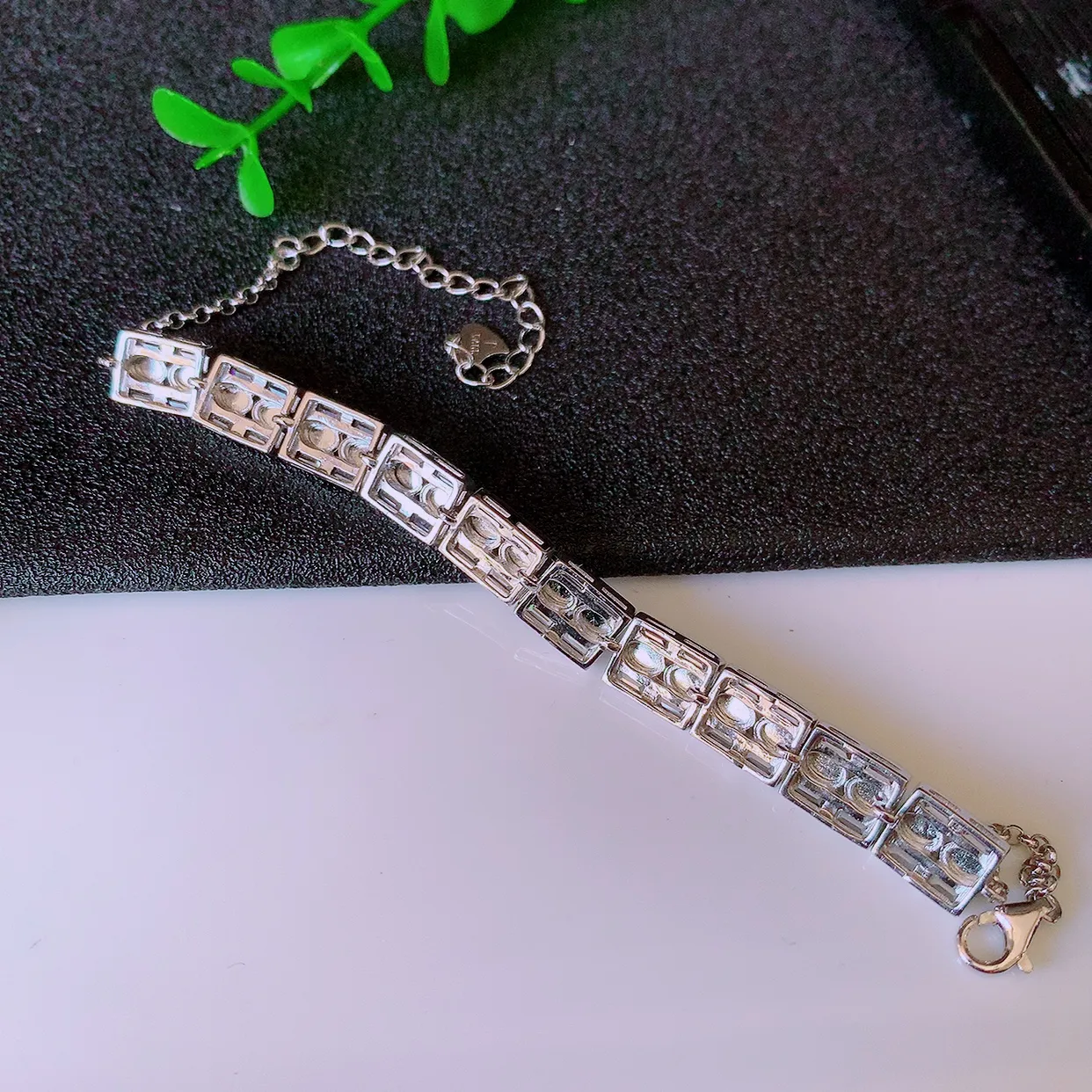 冰透满绿翡翠925银镶嵌手链，自然光实拍，翠色灵动，颜色漂亮，种老水足，品相佳，佩戴佳品！#97.15取一整体8*6.5*4.5裸石3.5*3.5