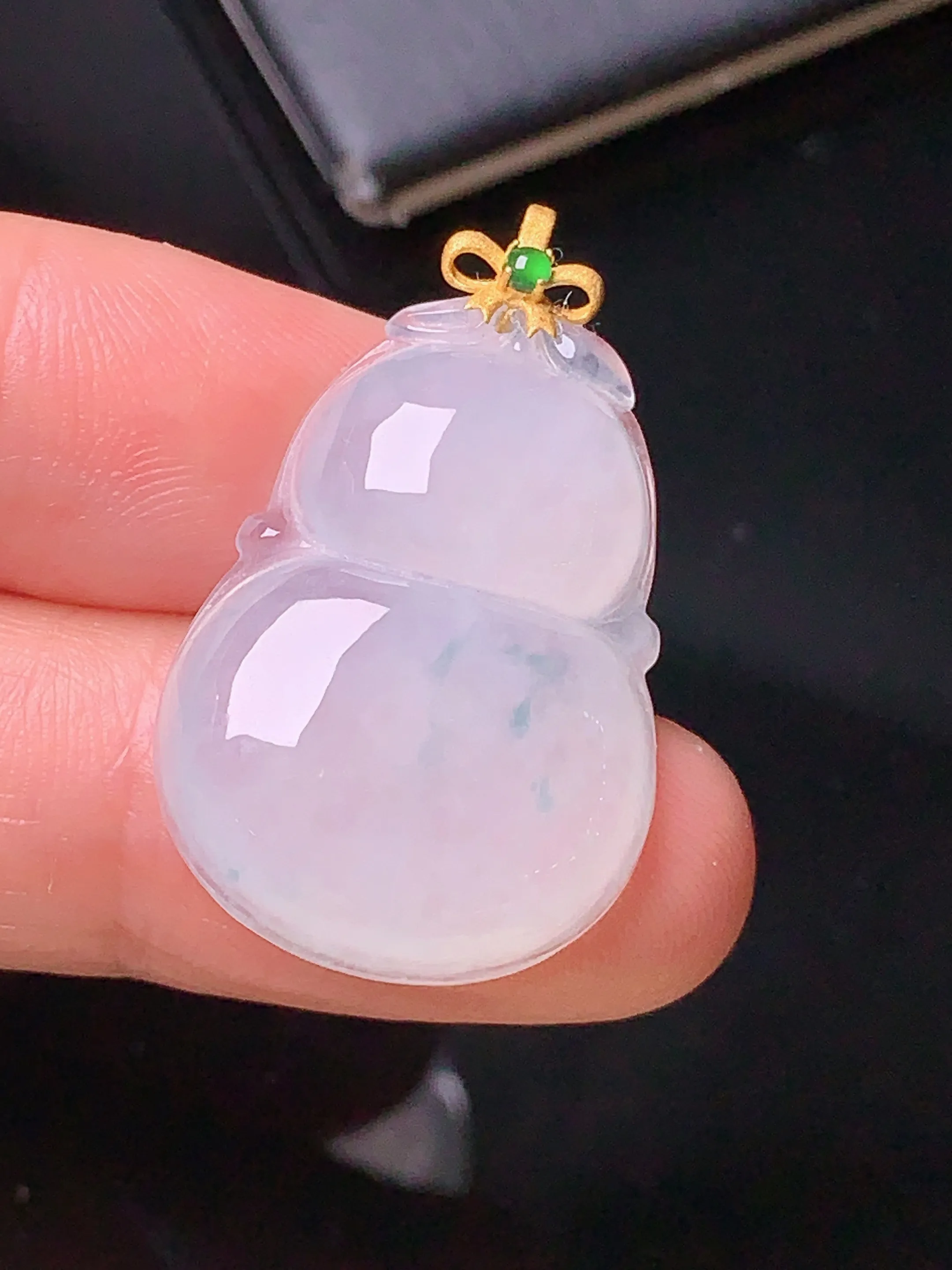 18k金镶嵌冰种葫芦吊坠 玉质细腻 色泽清新艳丽 整体尺寸30.2*18.7*5.5