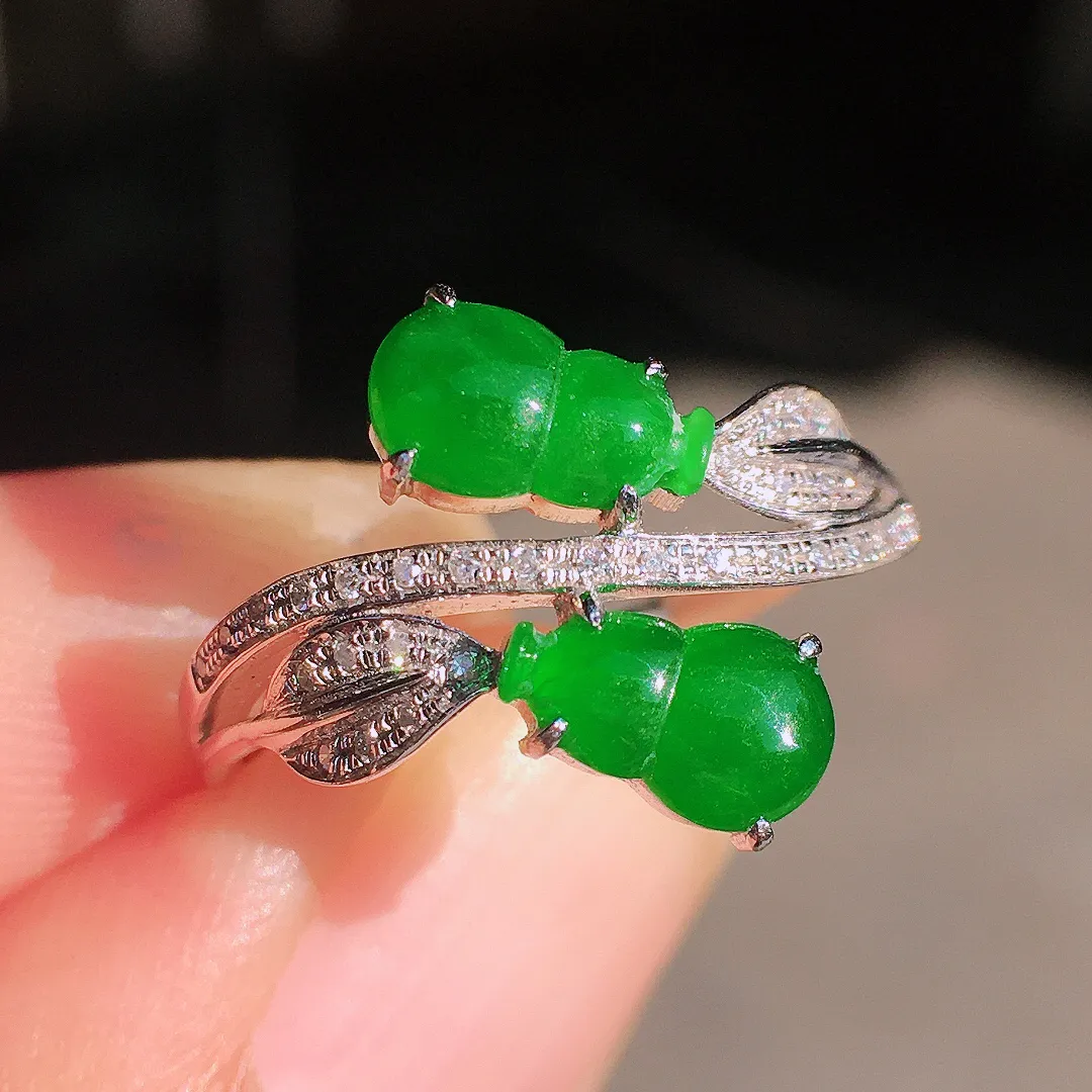 阳绿二合一戒指，色泽均匀艳丽，玉质细腻，荧光感超
强，饱满圆润，尽显优雅气质，18k
金豪华镶嵌