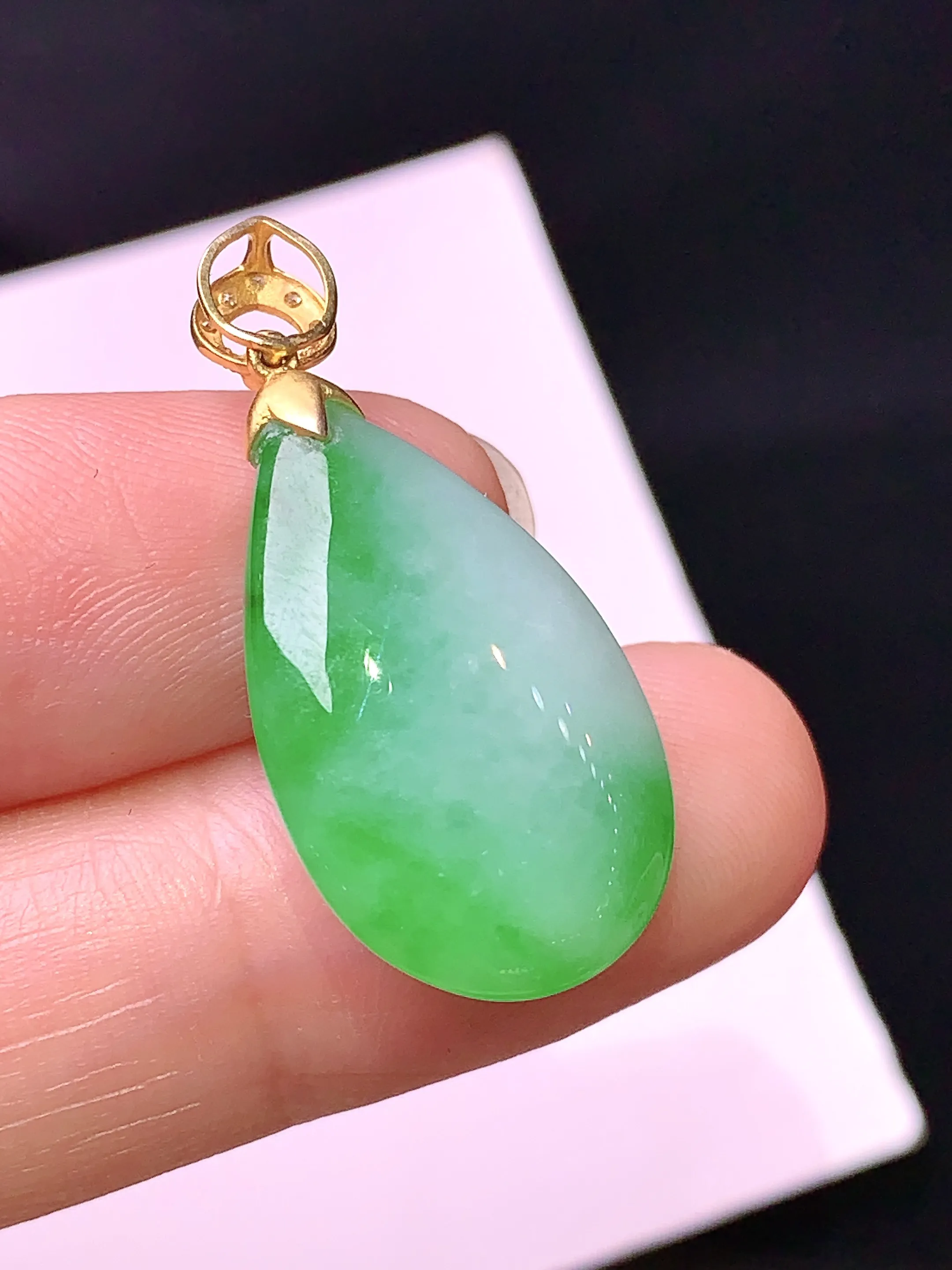 18k金钻镶嵌飘绿水滴吊坠 玉质细腻 色泽清新艳丽 整体尺寸30*14.2*8