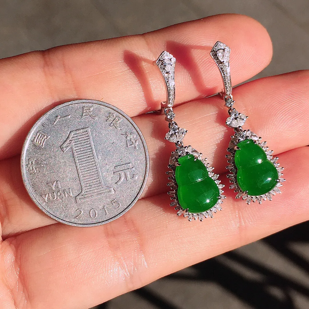 阳绿葫芦耳坠，色泽均匀艳丽，玉质细腻，荧光感超
强，饱满圆润，尽显优雅气质，18k
金豪华镶嵌