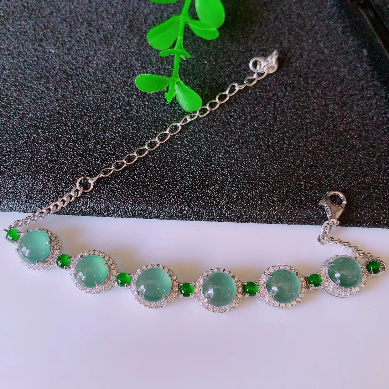 冰透满绿翡翠925银镶嵌手链，自然光实拍，翠色灵动，颜色漂亮，种老水足，品相佳，佩戴佳品！#97.15取一整体16.5*8.5*6.5裸石6.5*6