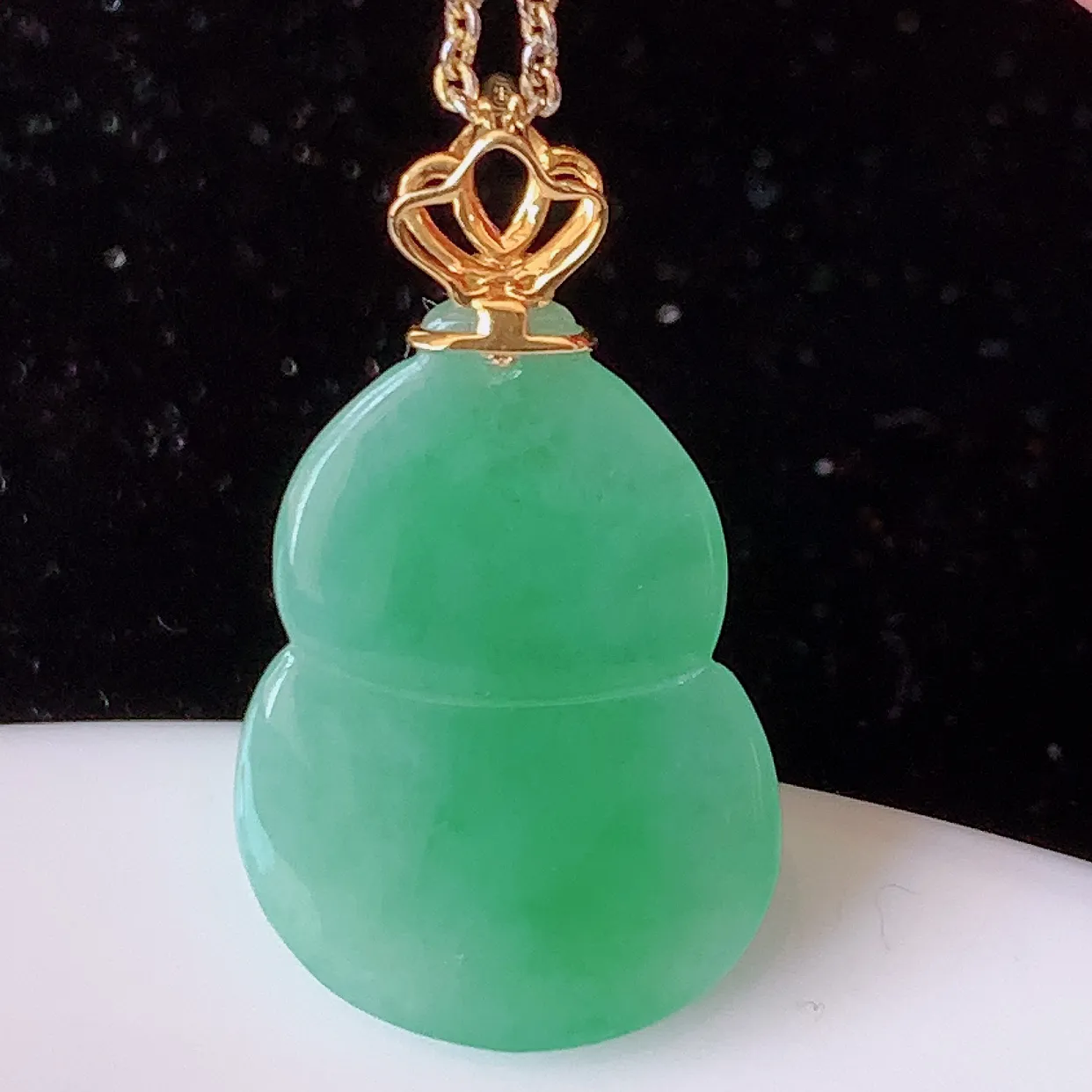 自然光实拍，18K金镶嵌满绿翡翠葫芦吊坠，翡翠葫芦，寓意福禄双全，财源滚滚，佩戴效果优雅迷人！#83.15整体28.8-裸石22*15.5*5