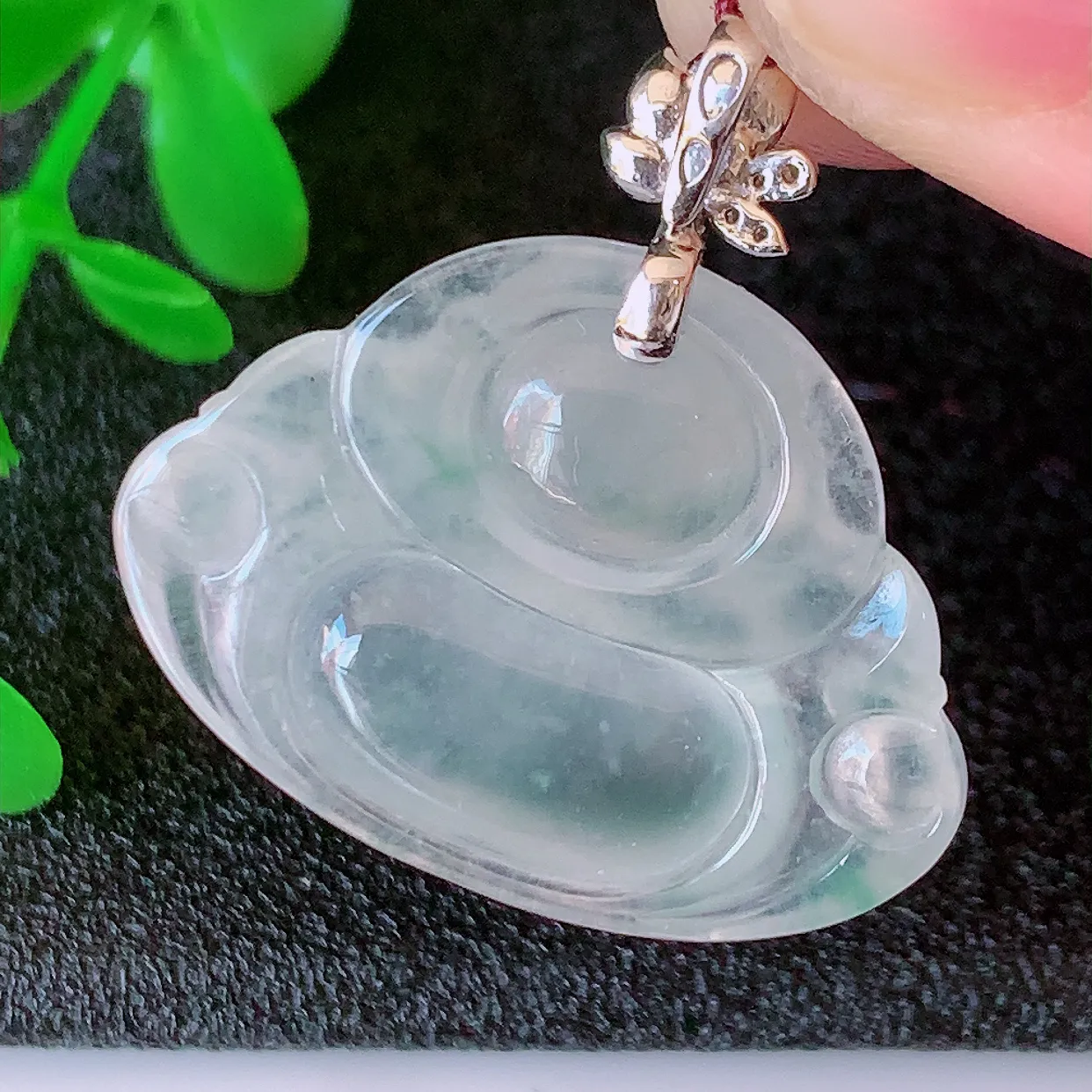 自然光实拍，18K金镶嵌冰种翡翠佛公吊坠，冰透饱满， 佛公亦保平安，寓意有福（佛公）相伴，品相佳，配戴优雅迷人！#1.15整体26.5裸石26*19.5*5.8