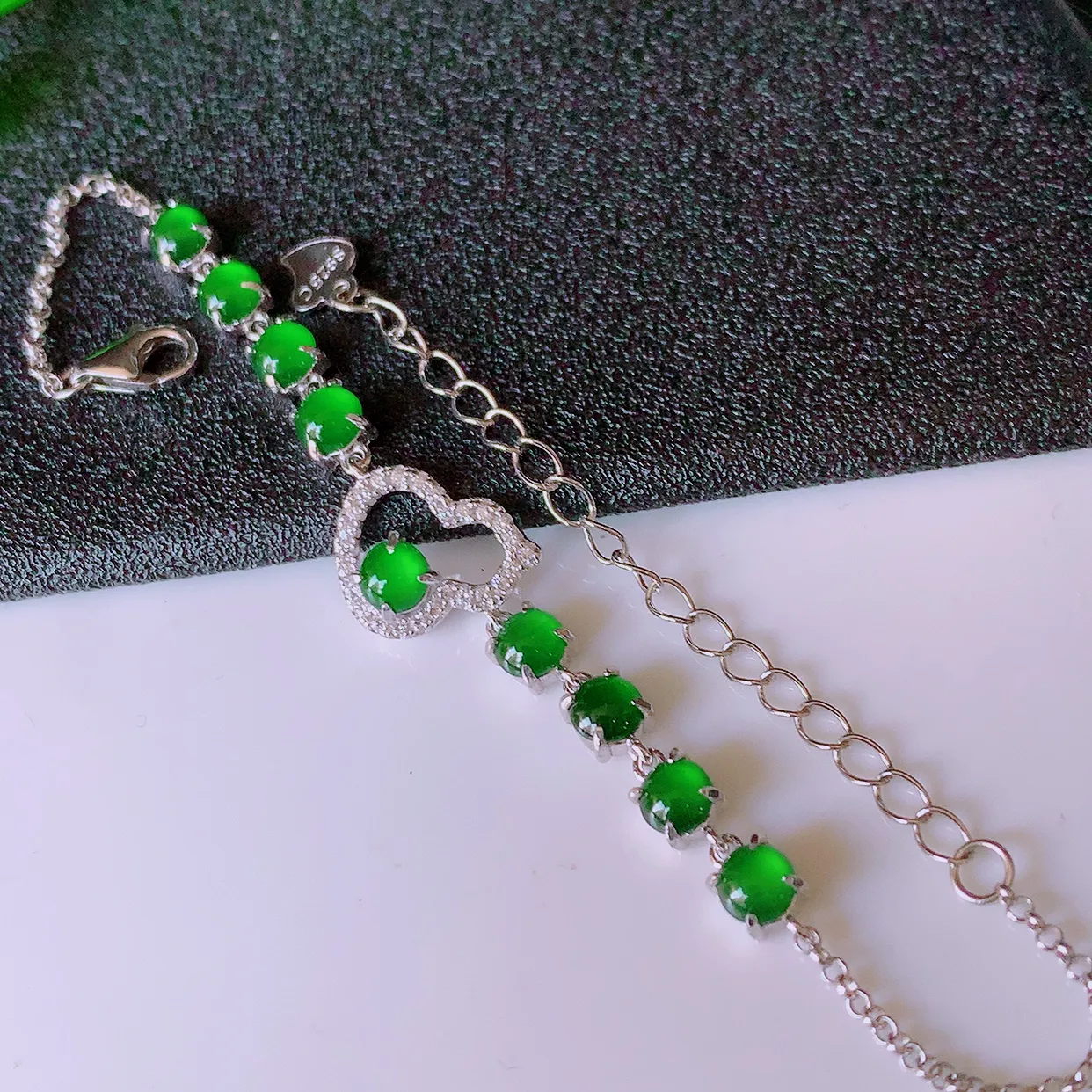 冰透满绿翡翠925银镶嵌手链，自然光实拍，翠色灵动，颜色漂亮，种老水足，品相佳，佩戴佳品！#97.15取一整体12*10*4.5裸石4*4
