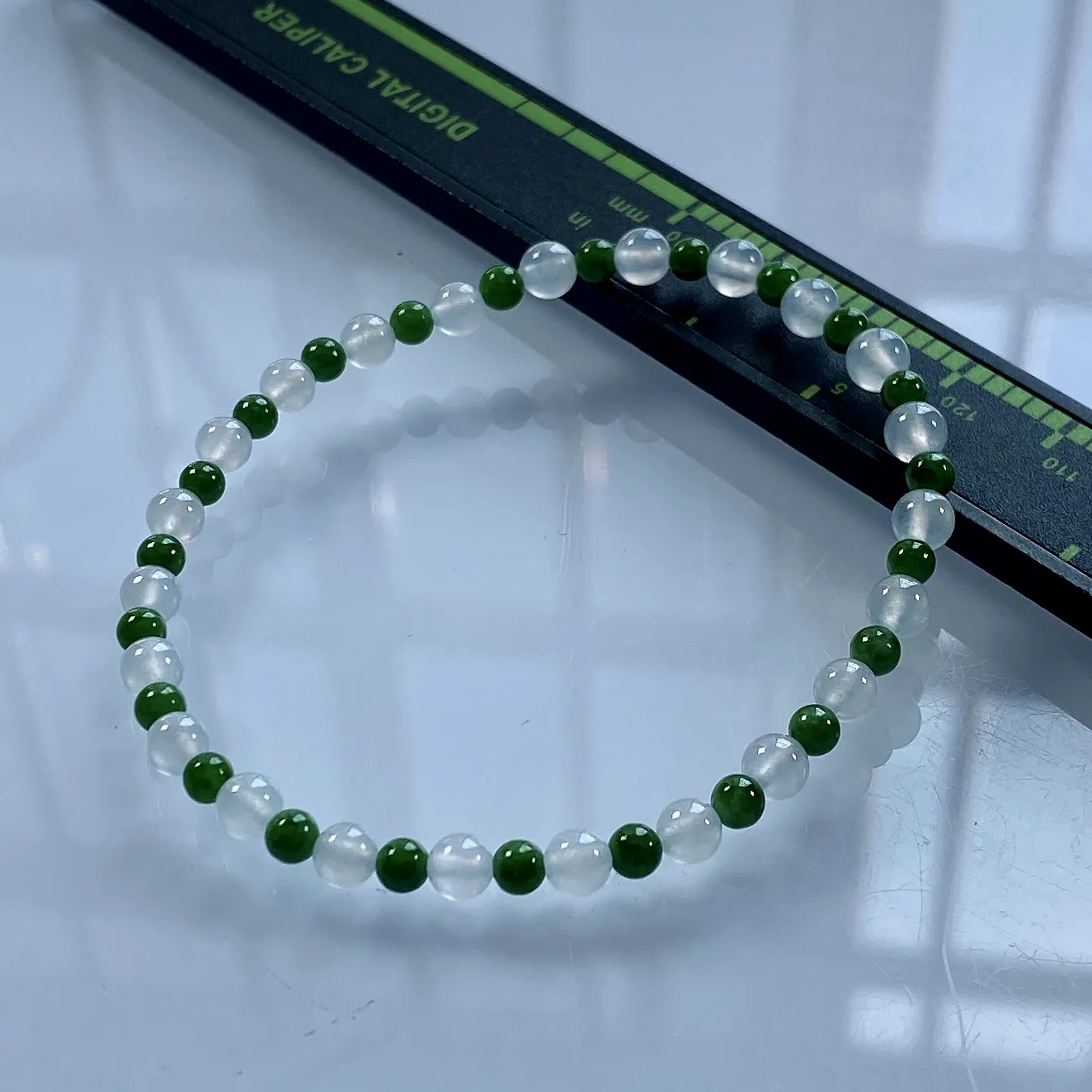 缅甸天然翡翠A货，卡4.6冰种起胶双彩小圆珠手串手链，尺寸：白珠4.6mm/23颗，绿珠3.6mm/23颗，重量：5.69g