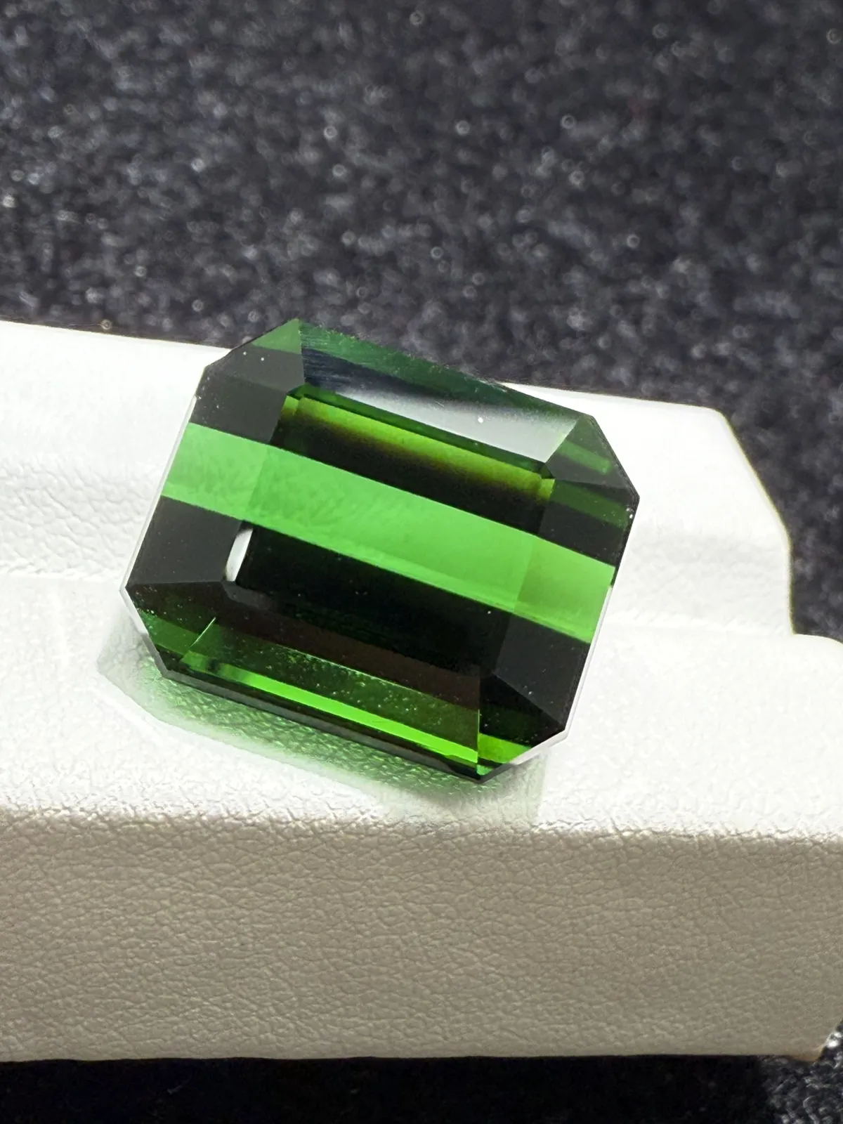 28.25ct天然老料电光绿碧玺裸石，尺寸18.1*15*11.1 毫米，颜色美艳 ，晶体通透，火彩足