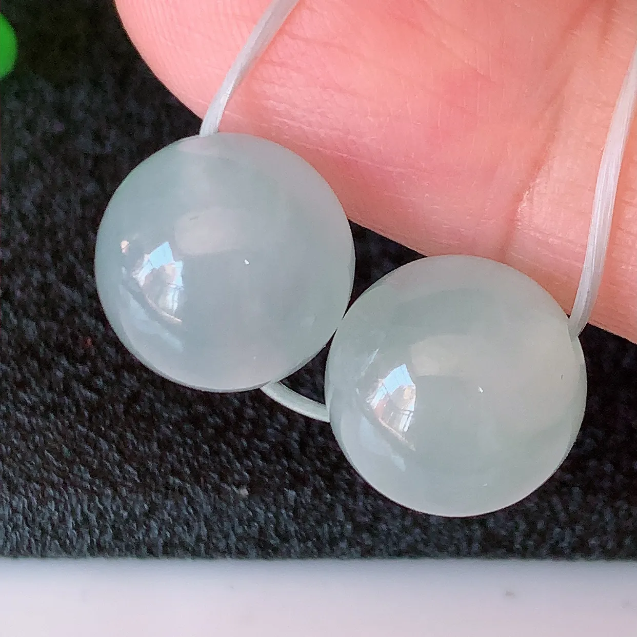 自然光实拍，冰种翡翠一对转运珠、路路通吊坠，寓意“时来运转，财源滚滚” 寓意佳，荧光灼灼，转运珠佩戴