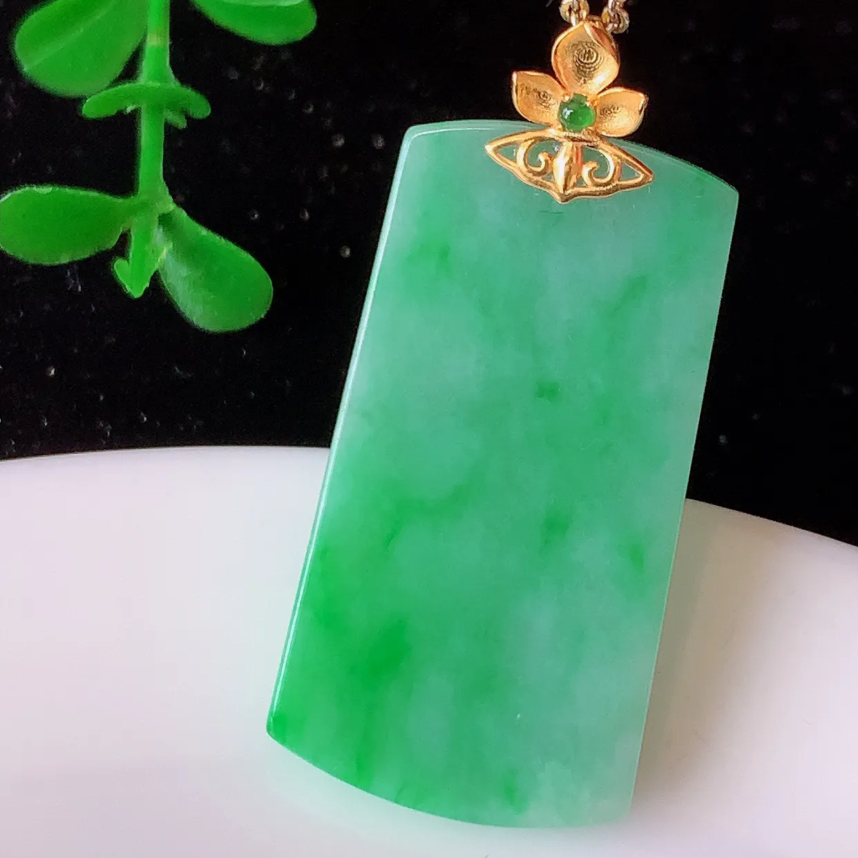 18K金镶嵌冰润飘绿翡翠平安无事牌吊坠，翡翠无事牌，平平安安，无事牌翠色灵动，佩戴平安时尚！#1.1