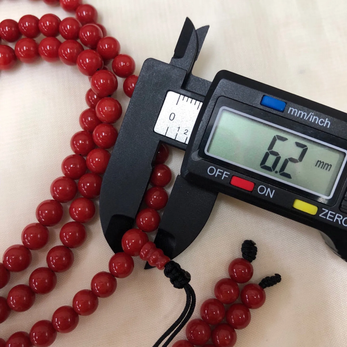 【牛血7mm圆珠红珊瑚108大佛珠串】传承精品！科西卡材料，西班牙产地。牛血红颜色，珠子直径7.1-6.2mm左右！108粒加佛头弟子珠共120粒，可作念佛珠串，每料珠子均为天然珊瑚，珊瑚自古就为佛教珍宝，大师，高僧的喜爱之物！可加持，可守护！深海千年有机宝石，重量为45.79克！
