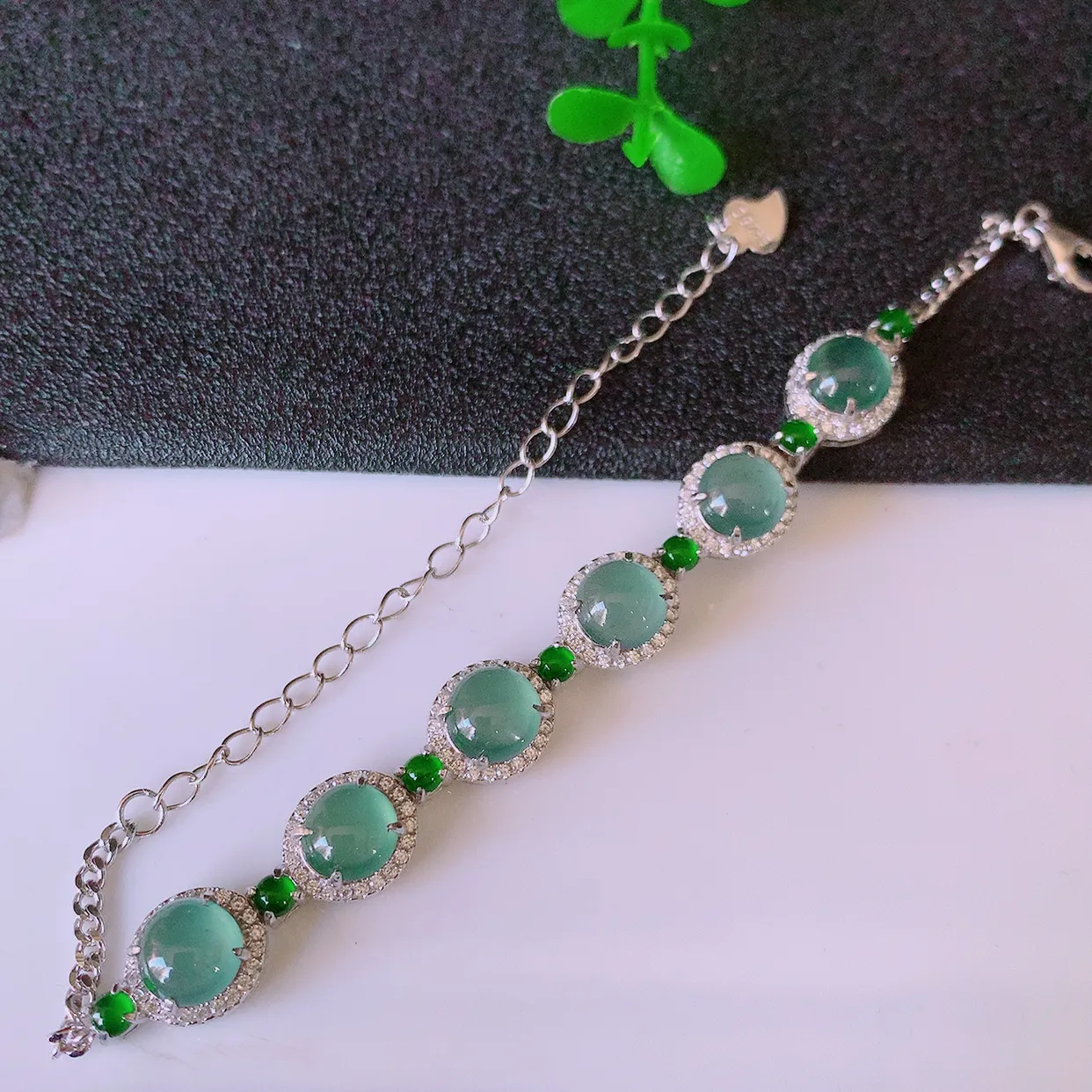 冰透满绿翡翠925银镶嵌手链，自然光实拍，翠色灵动，颜色漂亮，种老水足，品相佳，佩戴佳品！#97.15取一整体16.5*8.5*6.5裸石6.5*6