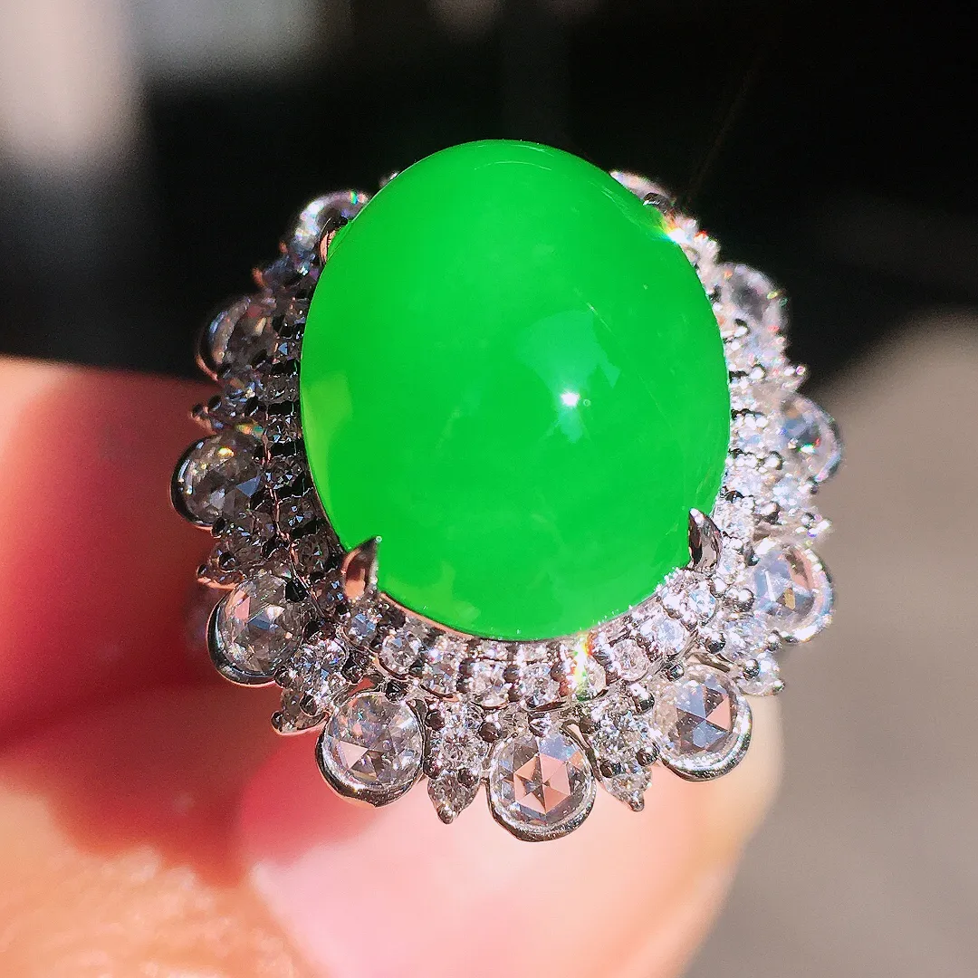 阳绿蛋面戒指，色泽均匀艳丽，玉质细腻，荧光感超
强，饱满圆润，尽显优雅气质，18k
金豪华镶嵌