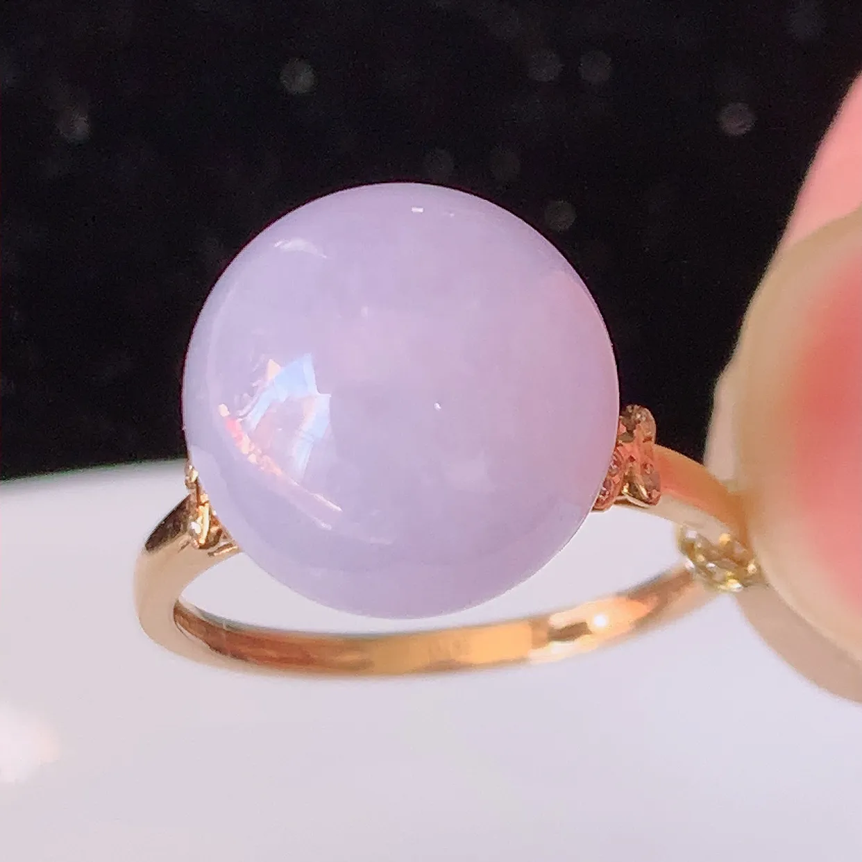 自然光实拍 18K金精工镶嵌紫罗兰翡翠圆珠戒指，玉质细腻，翡翠色泽均匀，艳丽饱满，款式高贵大气，上手