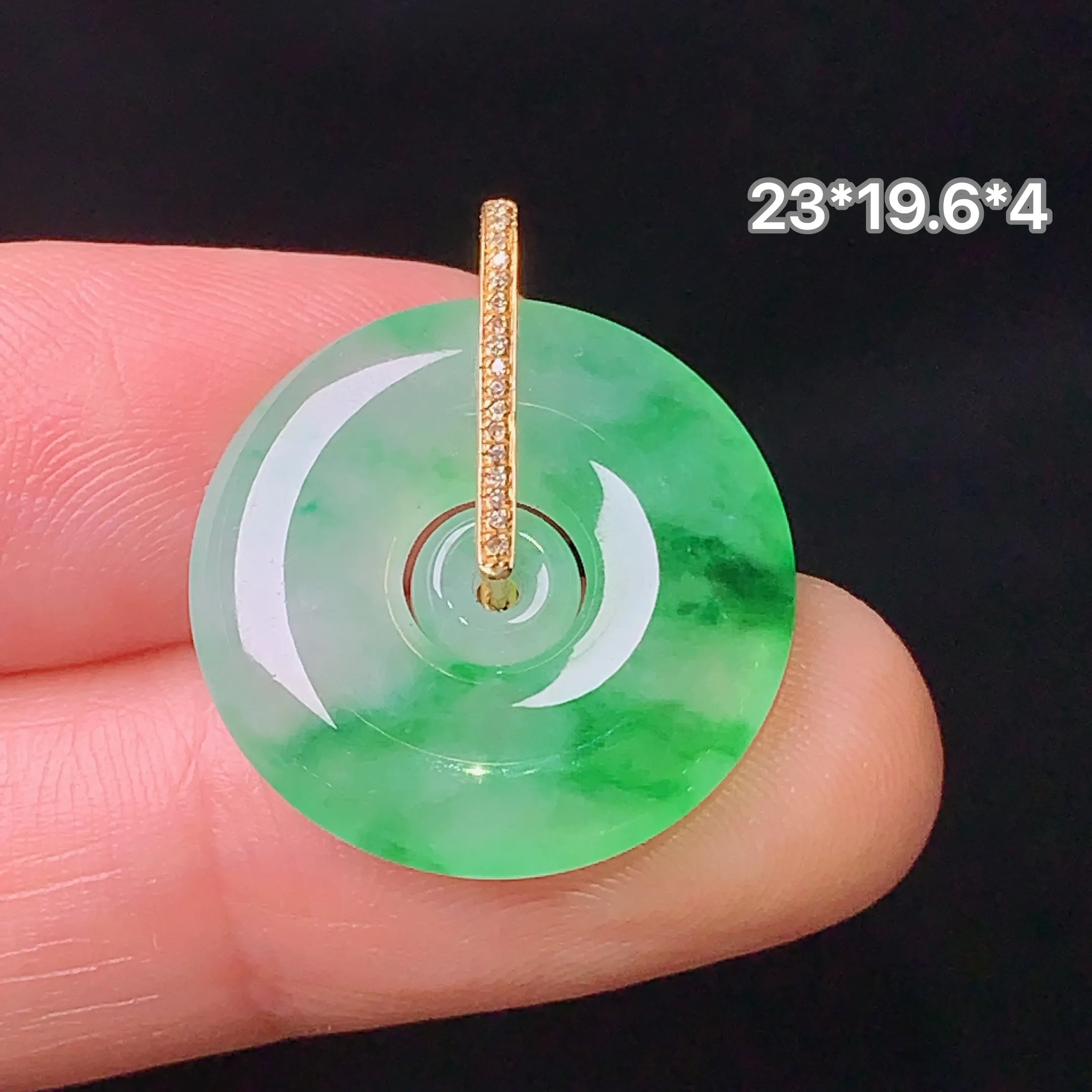 18k金钻镶嵌飘绿子母扣吊坠 玉质细腻 色泽清新艳丽 整体尺寸23*19.6*4