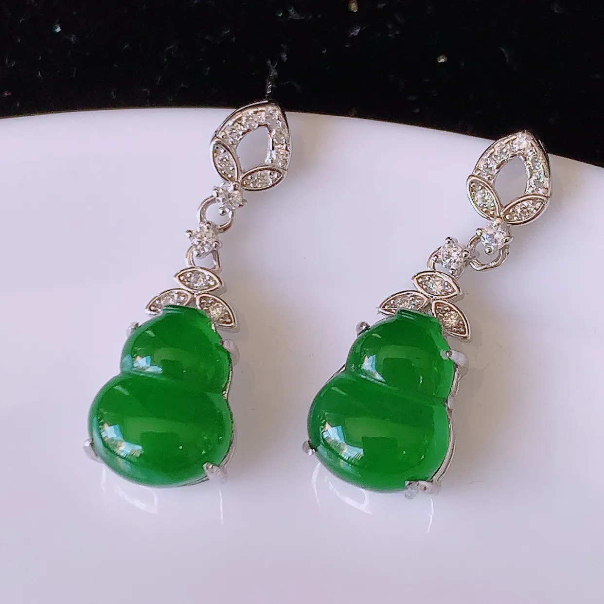 冰透满绿翡翠925银镶嵌葫芦耳坠，自然光实拍，翠色灵动，颜色漂亮，种老水足，品相佳，佩戴佳品！#97