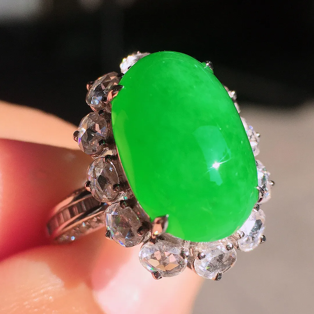 阳绿蛋面戒指，色泽均匀艳丽，玉质细腻，荧光感超
强，饱满圆润，尽显优雅气质，18k
金豪华镶嵌