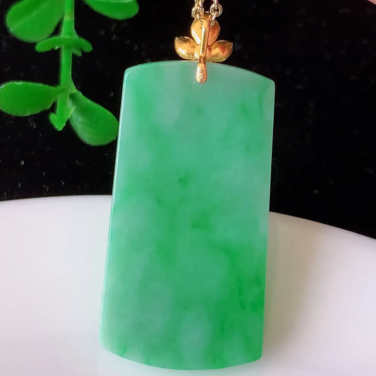 18K金镶嵌冰润飘绿翡翠平安无事牌吊坠，翡翠无事牌，平平安安，无事牌翠色灵动，佩戴平安时尚！#1.15整体37*17*4.5裸石32*17