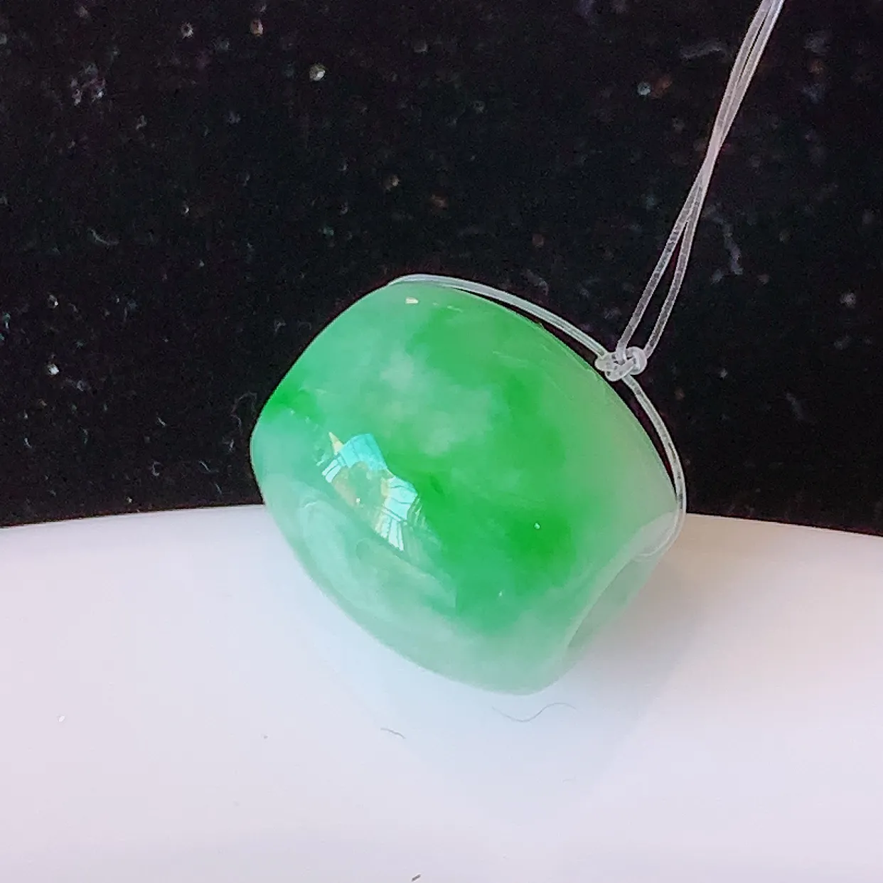 自然光实拍，冰润飘绿翡翠路路通吊坠，寓意时来运转、财源滚滚，款式新颖时尚，日常百搭的款！配图银链#49.15