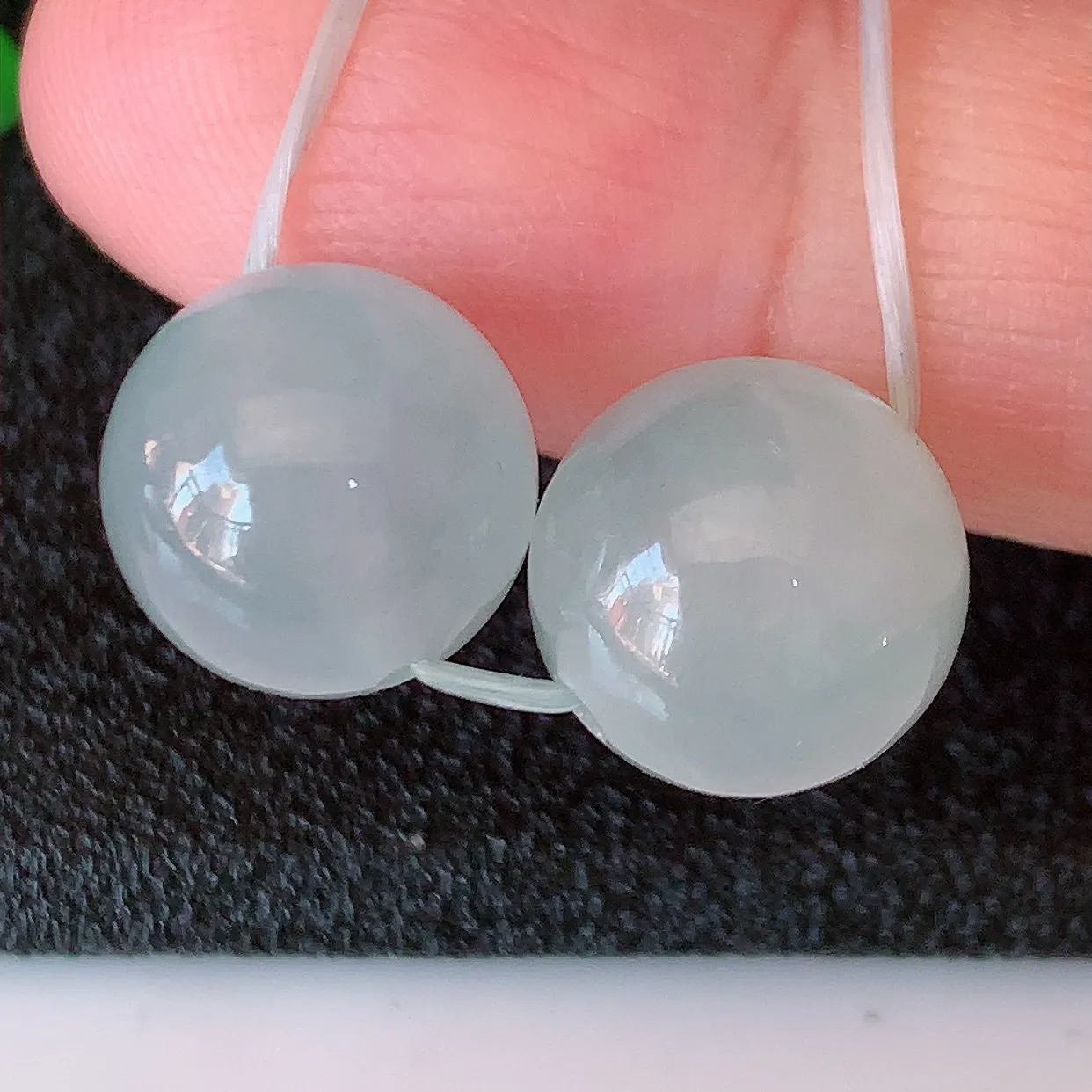 自然光实拍，冰种翡翠一对转运珠、路路通吊坠，寓意“时来运转，财源滚滚” 寓意佳，荧光灼灼，转运珠佩戴时尚优雅！#35.15尺寸10.6mm