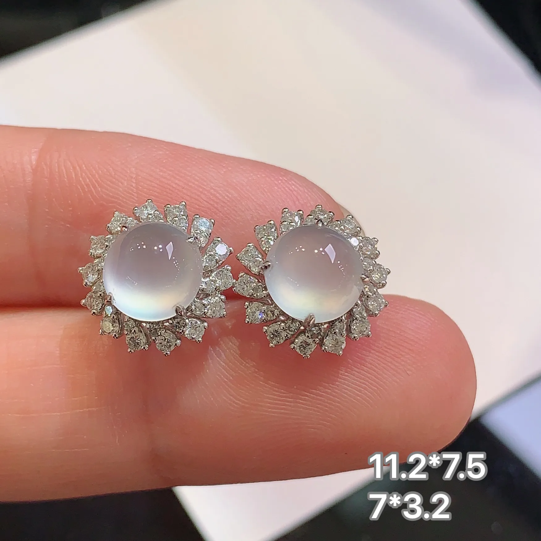 18k金钻镶嵌冰种蛋面耳钉 玉质细腻 色泽清新艳丽 整体尺寸11.2*7.5