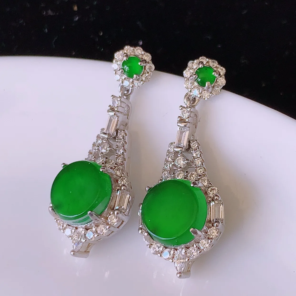 冰透满绿翡翠925银镶嵌耳坠，自然光实拍，翠色灵动，颜色漂亮，种老水足，品相佳，佩戴佳品！#97.15整体28*11-6裸石7.8*7.8