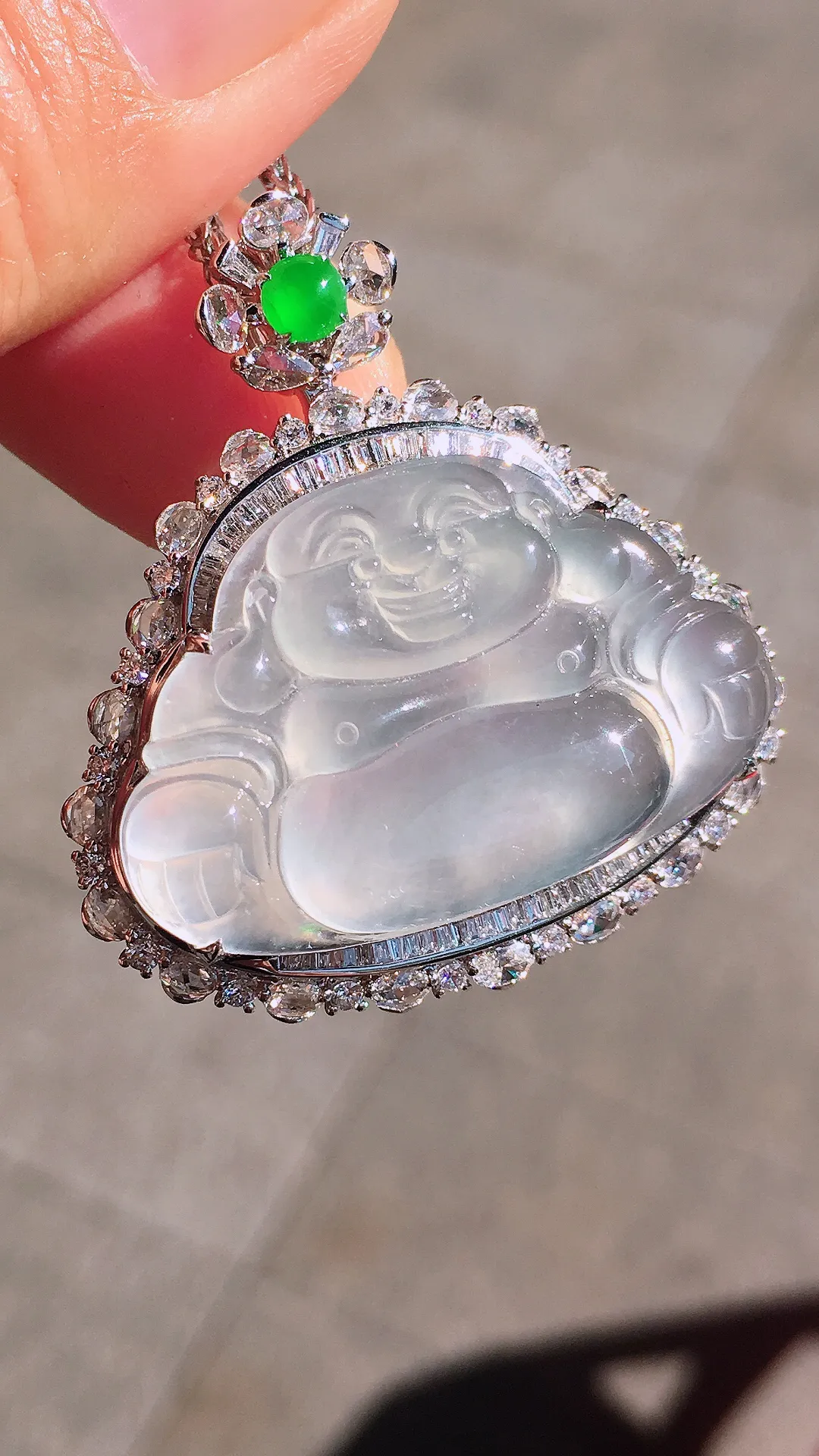 冰种佛公吊坠，玉质细腻，荧光感超
强，饱满圆润，尽显优雅气质，18k
金豪华镶嵌