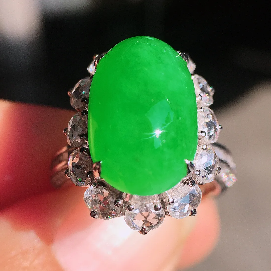 阳绿蛋面戒指，色泽均匀艳丽，玉质细腻，荧光感超
强，饱满圆润，尽显优雅气质，18k
金豪华镶嵌