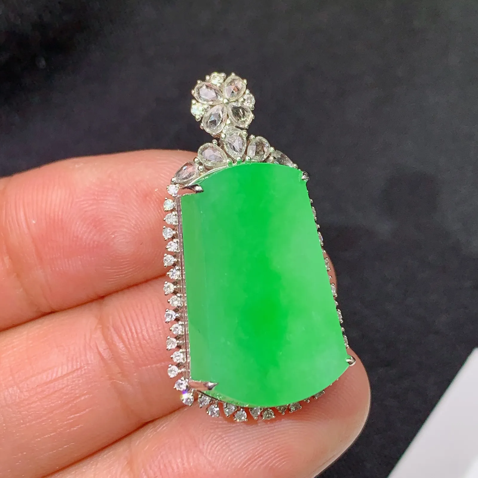 甜绿无事牌吊坠，18k金镶嵌，冰润色阳，种老水足 尺寸32.2*17.3*8.9