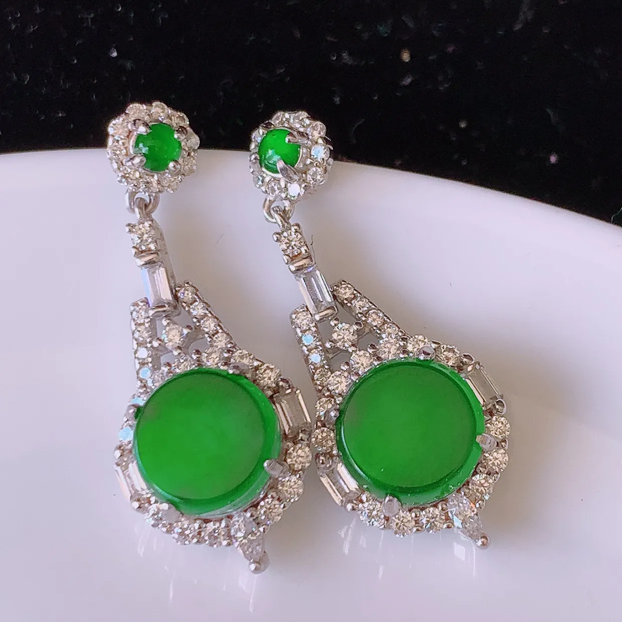 冰透满绿翡翠925银镶嵌耳坠，自然光实拍，翠色灵动，颜色漂亮，种老水足，品相佳，佩戴佳品！#97.15整体28*11-6裸石7.8*7.8