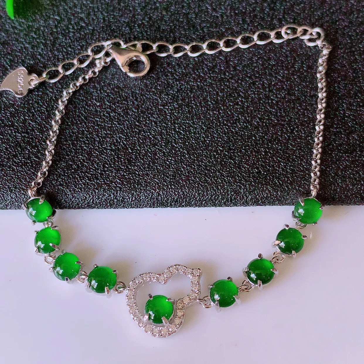 冰透满绿翡翠925银镶嵌手链，自然光实拍，翠色灵动，颜色漂亮，种老水足，品相佳，佩戴佳品！#97.15取一整体12*10*4.5裸石4*4