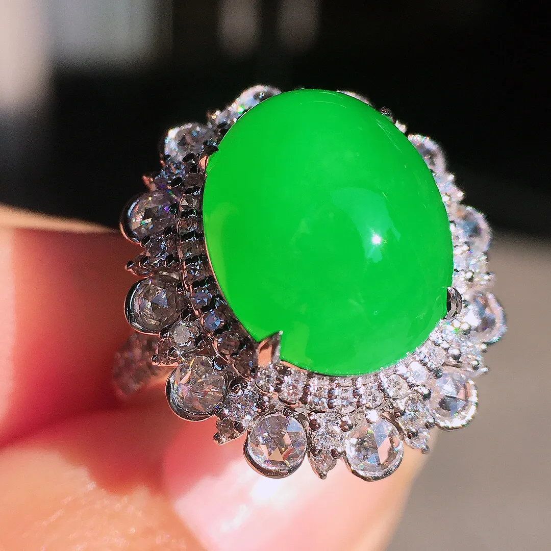 阳绿蛋面戒指，色泽均匀艳丽，玉质细腻，荧光感超
强，饱满圆润，尽显优雅气质，18k
金豪华镶嵌