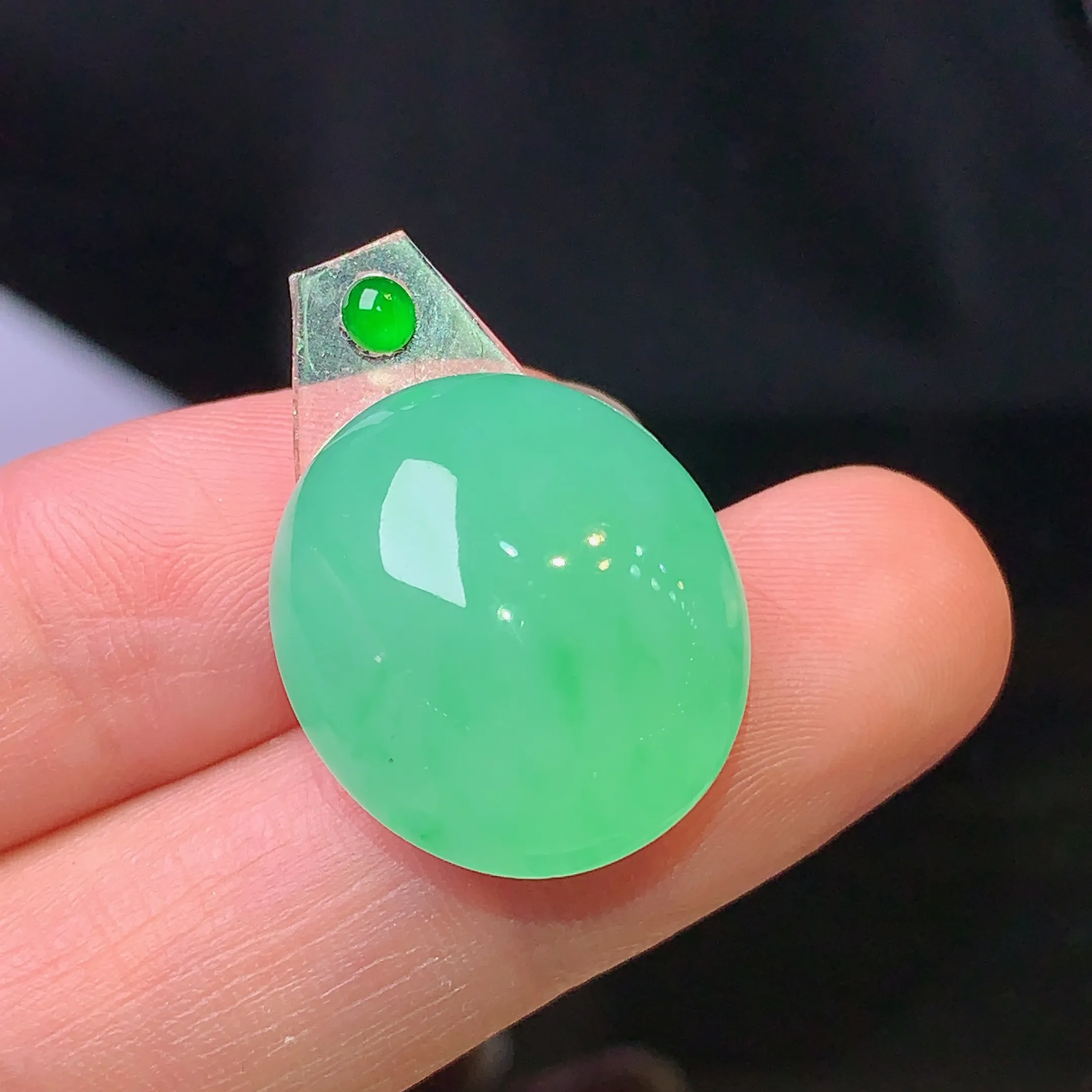 镶嵌款 翠绿蛋面吊坠 玉质细腻 色泽清新艳丽 整体尺寸19.3*17*8