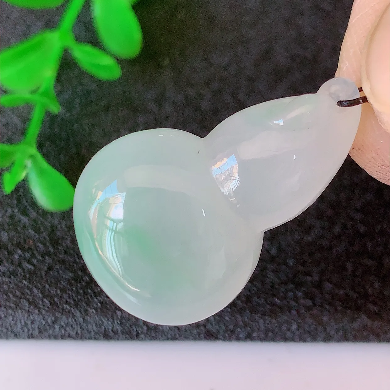 自然光实拍，冰种翡翠飘绿葫芦吊坠，寓意福禄双全，财源滚滚，清新脱俗，佩戴效果优雅迷人！#57.15